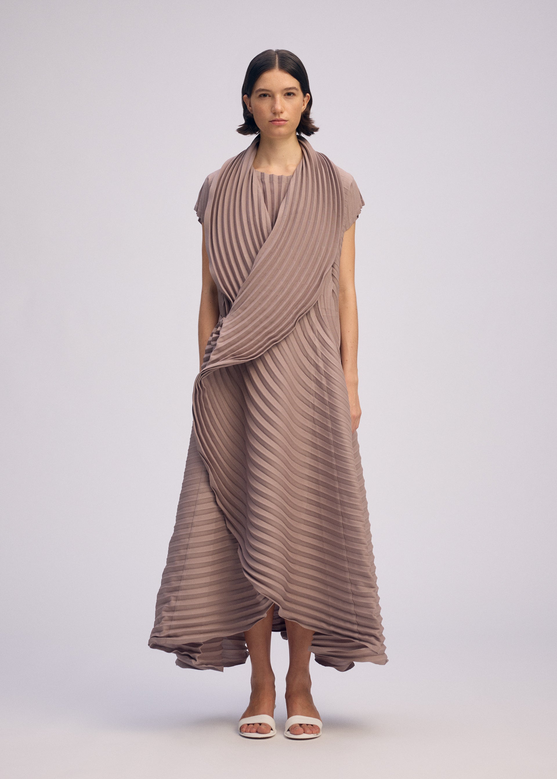 A model wears the ISSEY MIYAKE CIRCLE PLEATS PB prêt à porter.