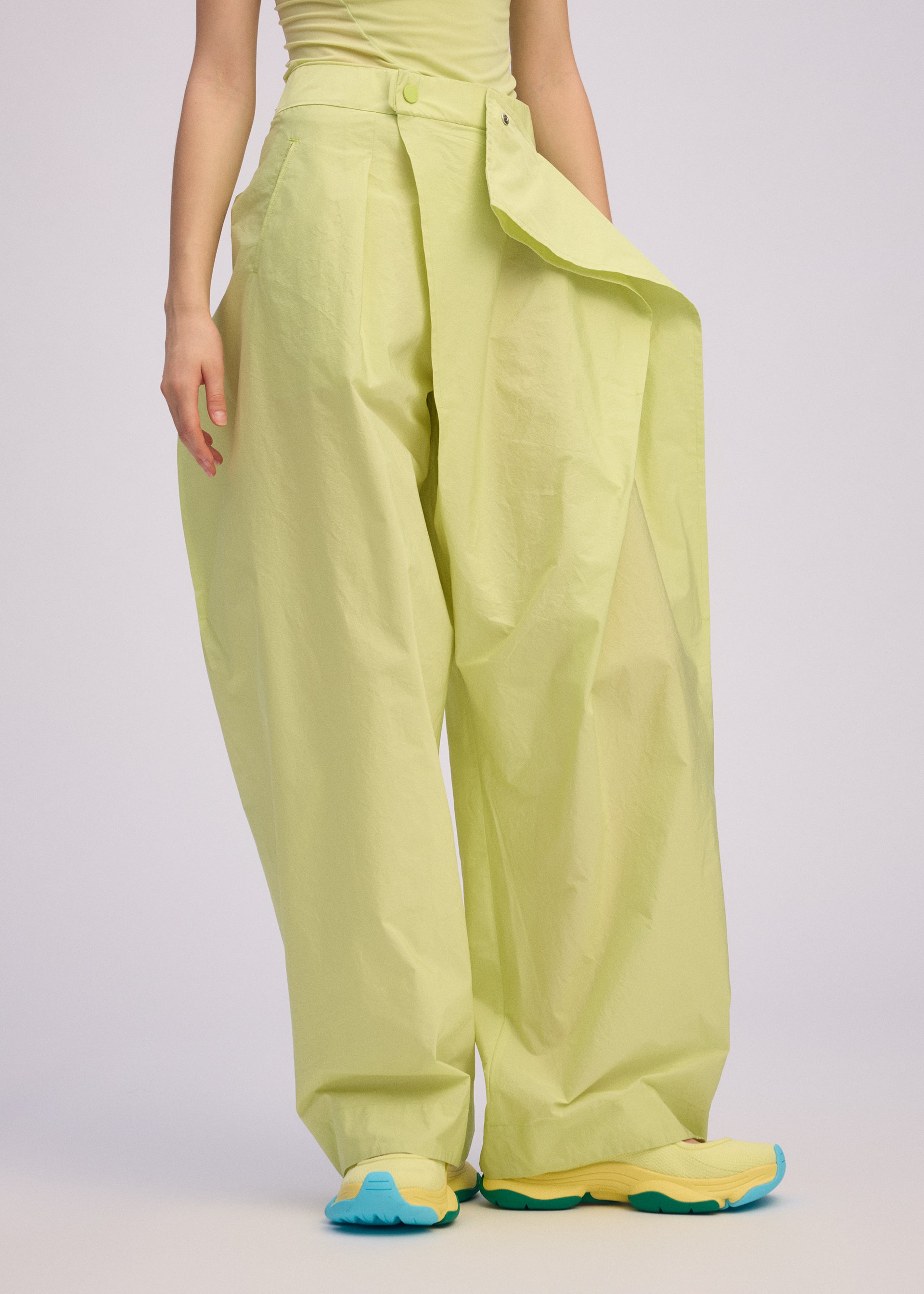 AKIMBO Trousers Light Green – ISSEY MIYAKE EU