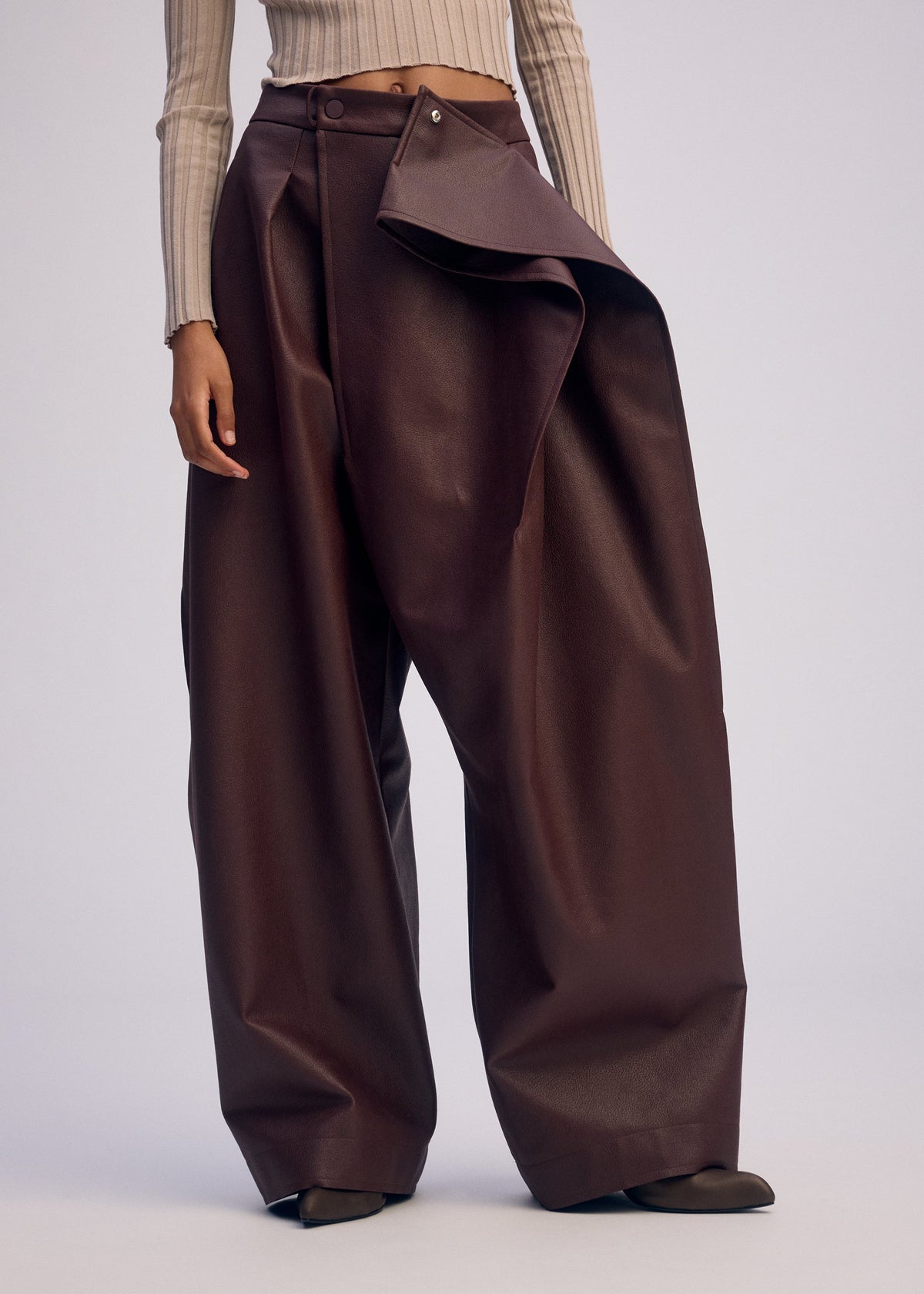 A model wears the ISSEY MIYAKE PRONOUNCED BODY prêt à porter.