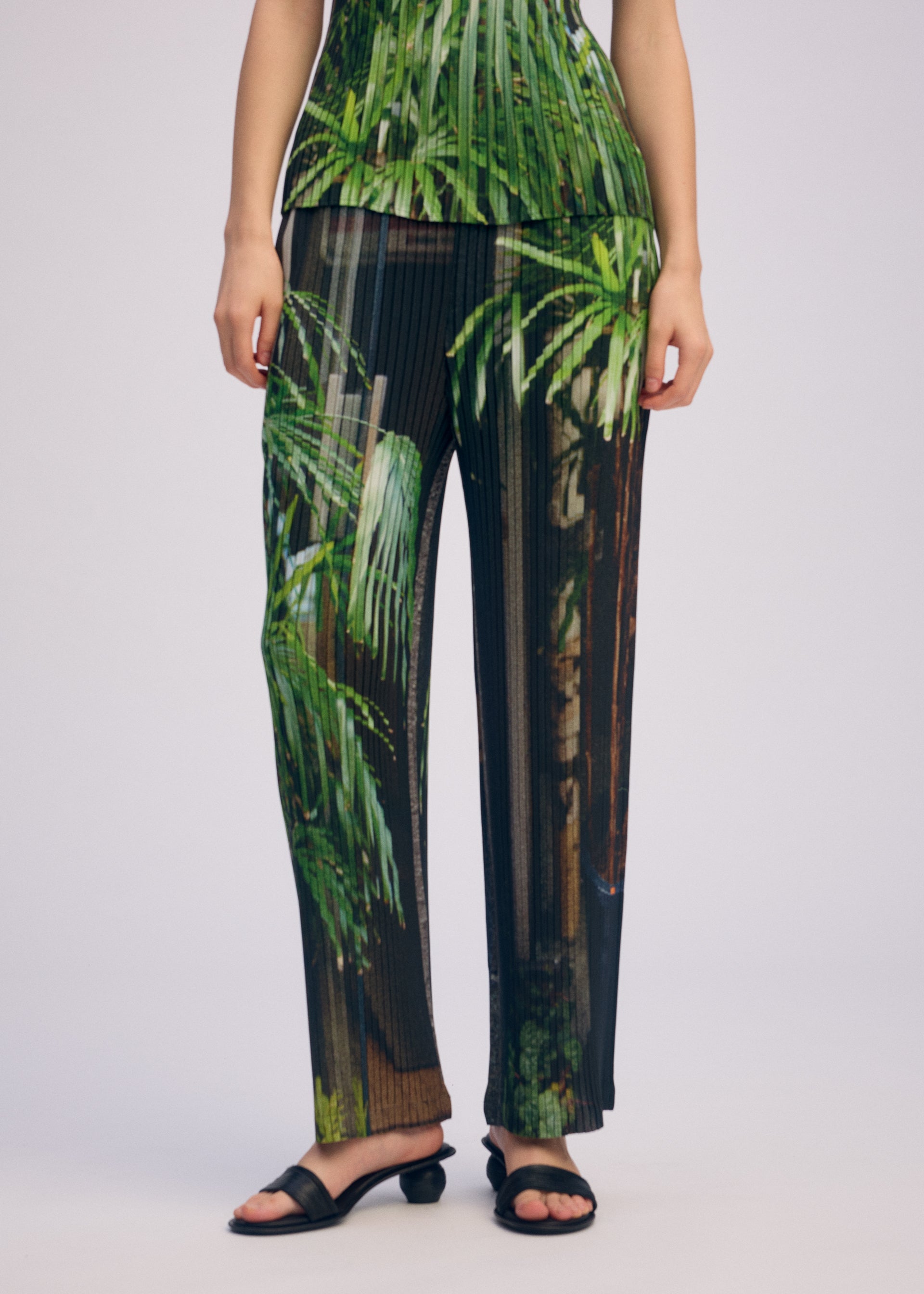 A model wears the Issey Miyake URBAN JUNGLE PLEATS pants.