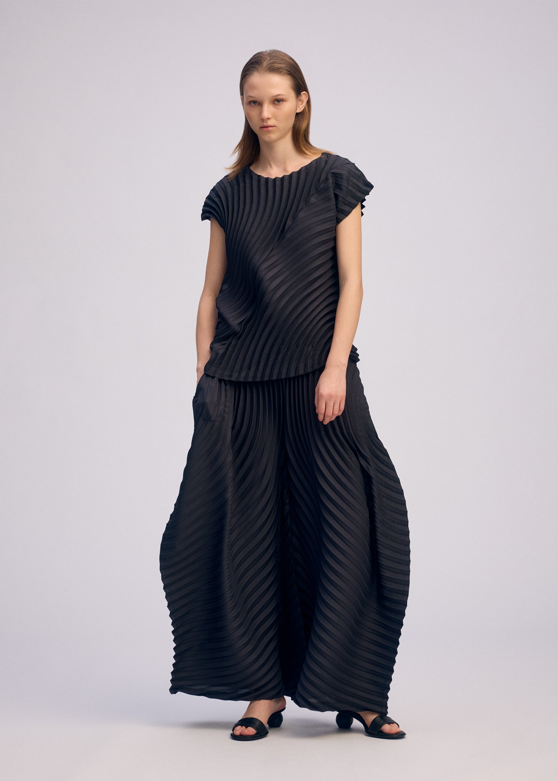 A model wears the ISSEY MIYAKE CIRCLE PLEATS PB prêt à porter.