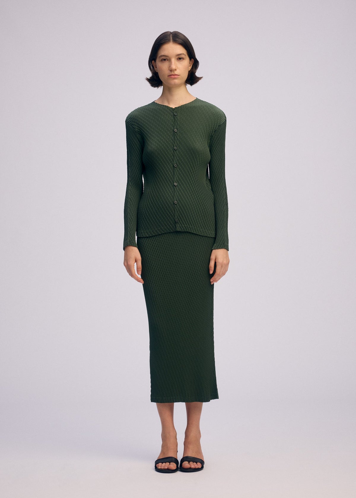 A model wears the Issey Miyake RHOMBUS PLEATS prêt à porter.