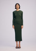 A model wears the Issey Miyake RHOMBUS PLEATS prêt à porter.