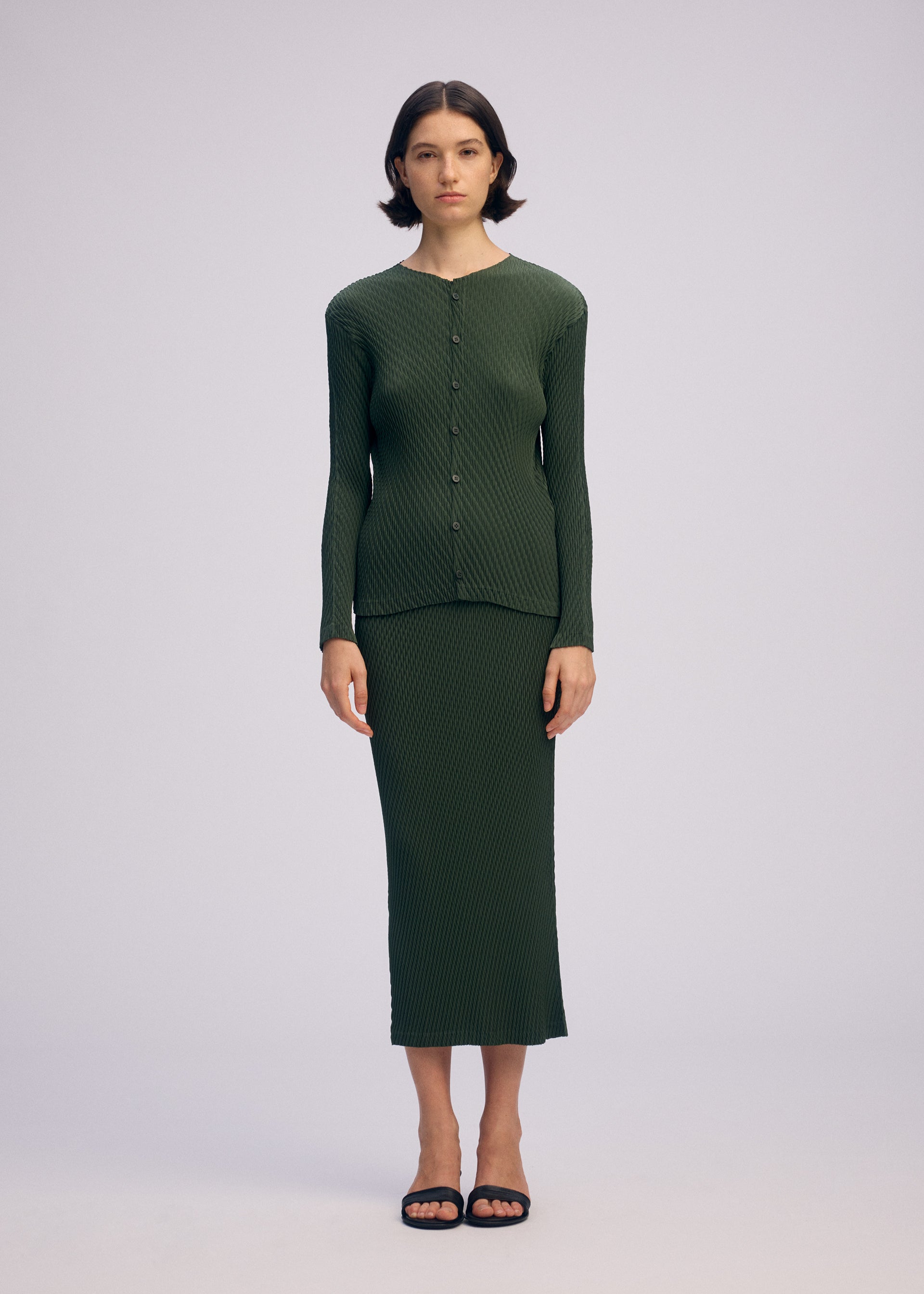A model wears the Issey Miyake RHOMBUS PLEATS prêt à porter.