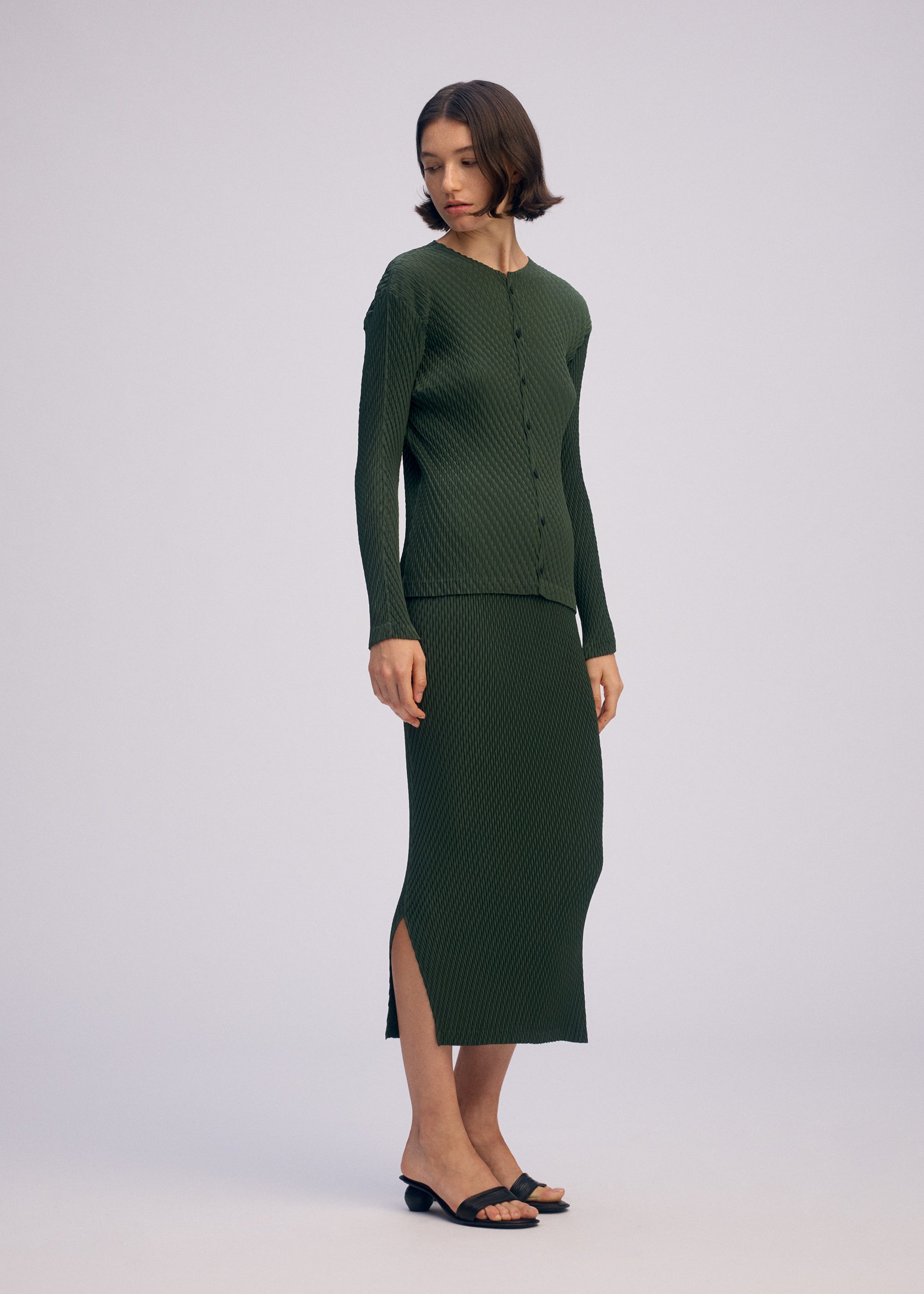 A model wears the Issey Miyake RHOMBUS PLEATS prêt à porter.