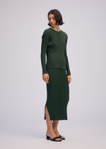 A model wears the Issey Miyake RHOMBUS PLEATS prêt à porter.