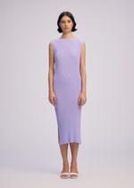 A model wears the Issey Miyake RHOMBUS PLEATS prêt à porter.