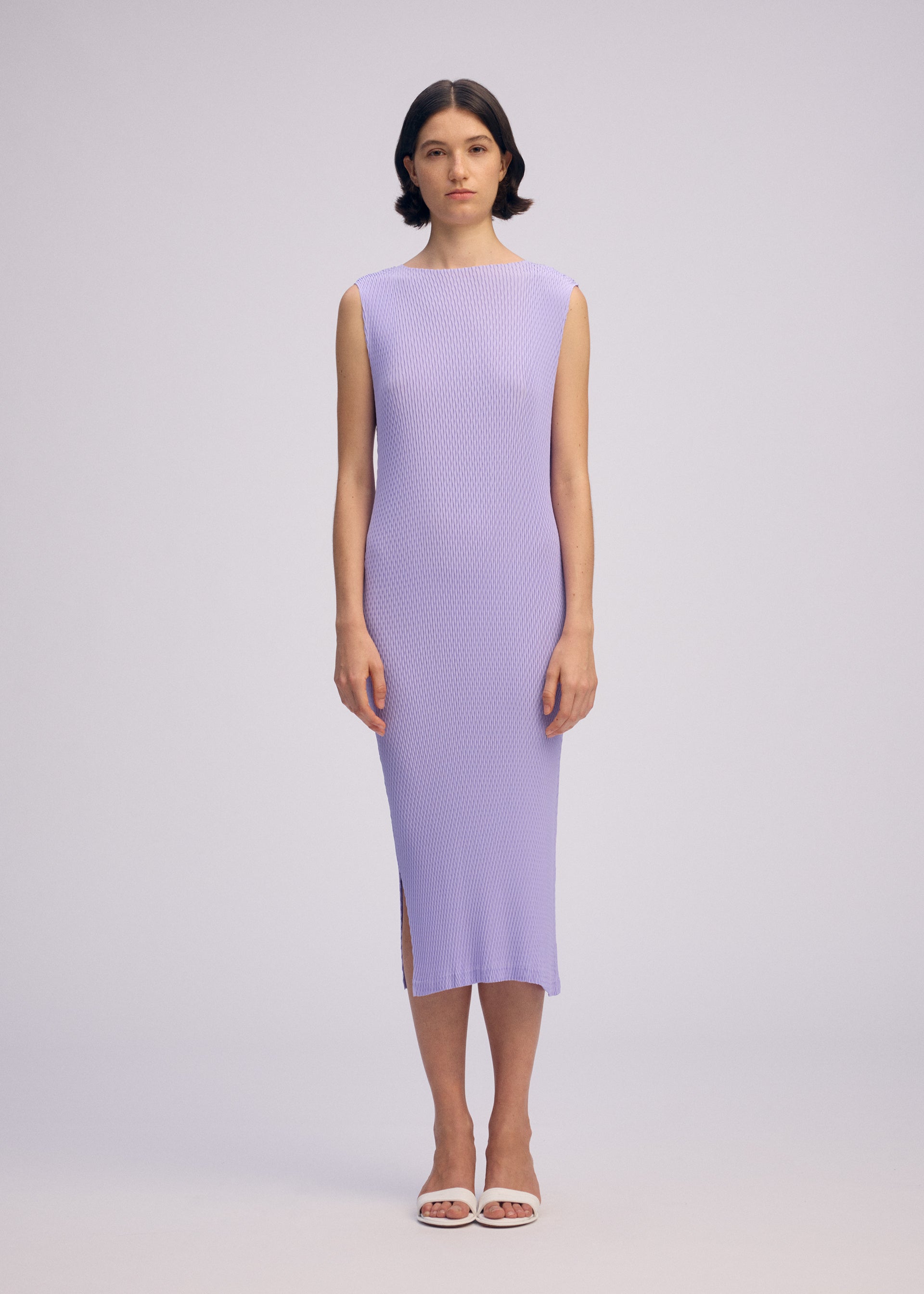 A model wears the Issey Miyake RHOMBUS PLEATS prêt à porter.