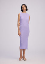 A model wears the Issey Miyake RHOMBUS PLEATS prêt à porter.