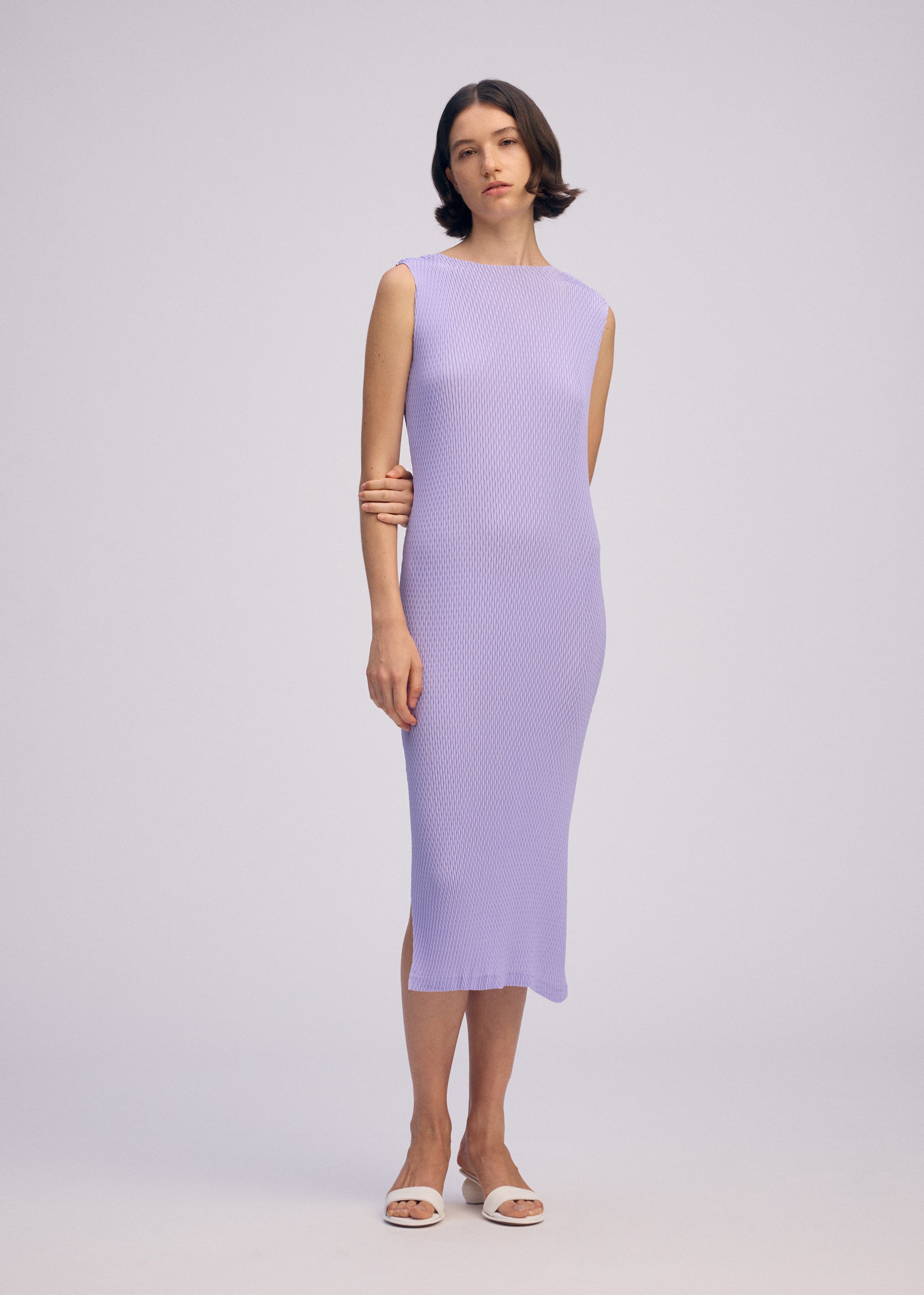 A model wears the Issey Miyake RHOMBUS PLEATS prêt à porter.