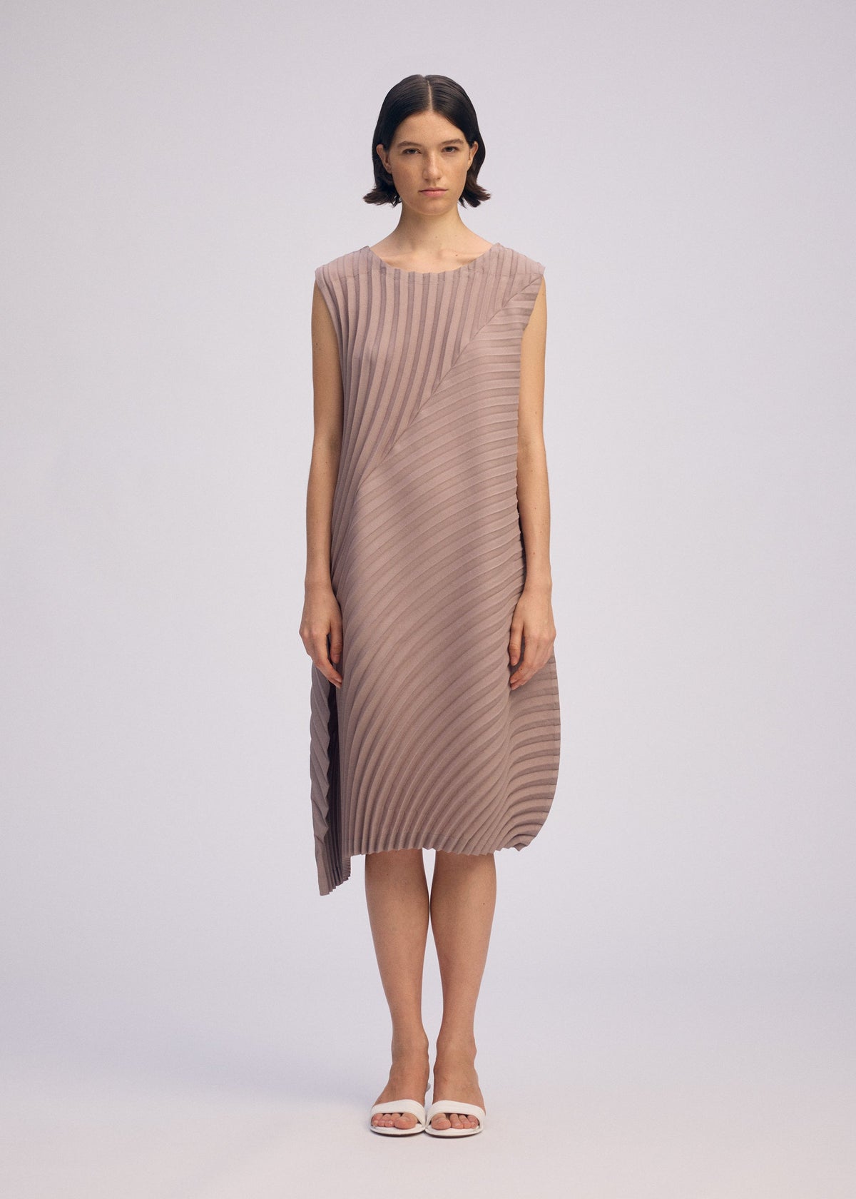 A model wears the ISSEY MIYAKE CIRCLE PLEATS PB prêt à porter.