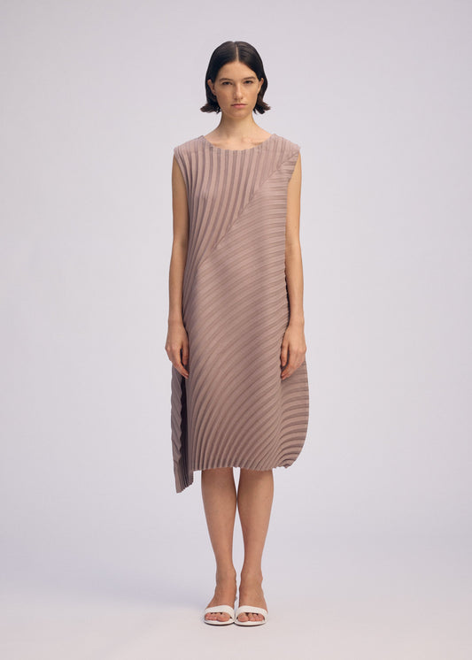 A model wears the ISSEY MIYAKE CIRCLE PLEATS PB prêt à porter.