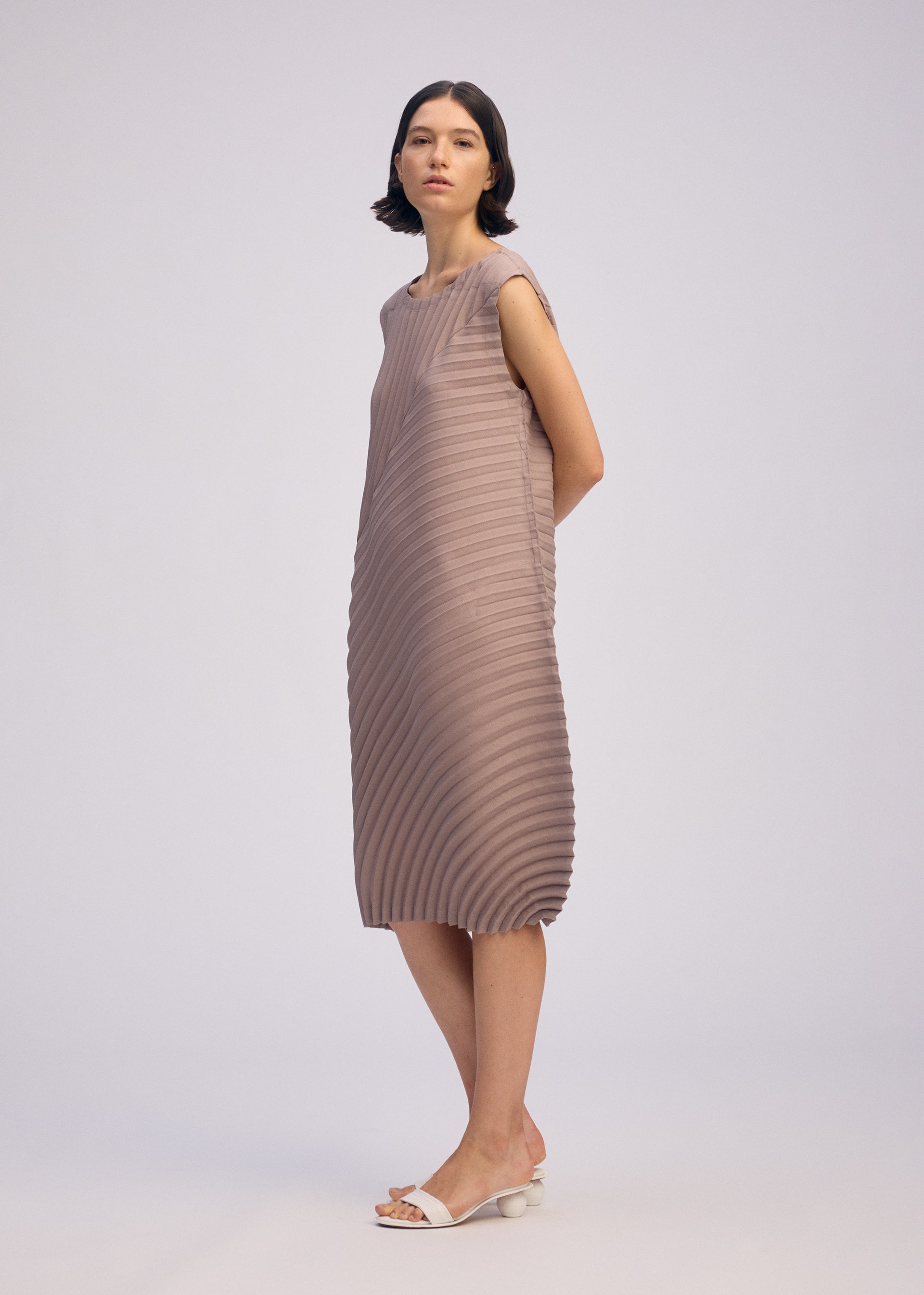 A model wears the ISSEY MIYAKE CIRCLE PLEATS PB prêt à porter.