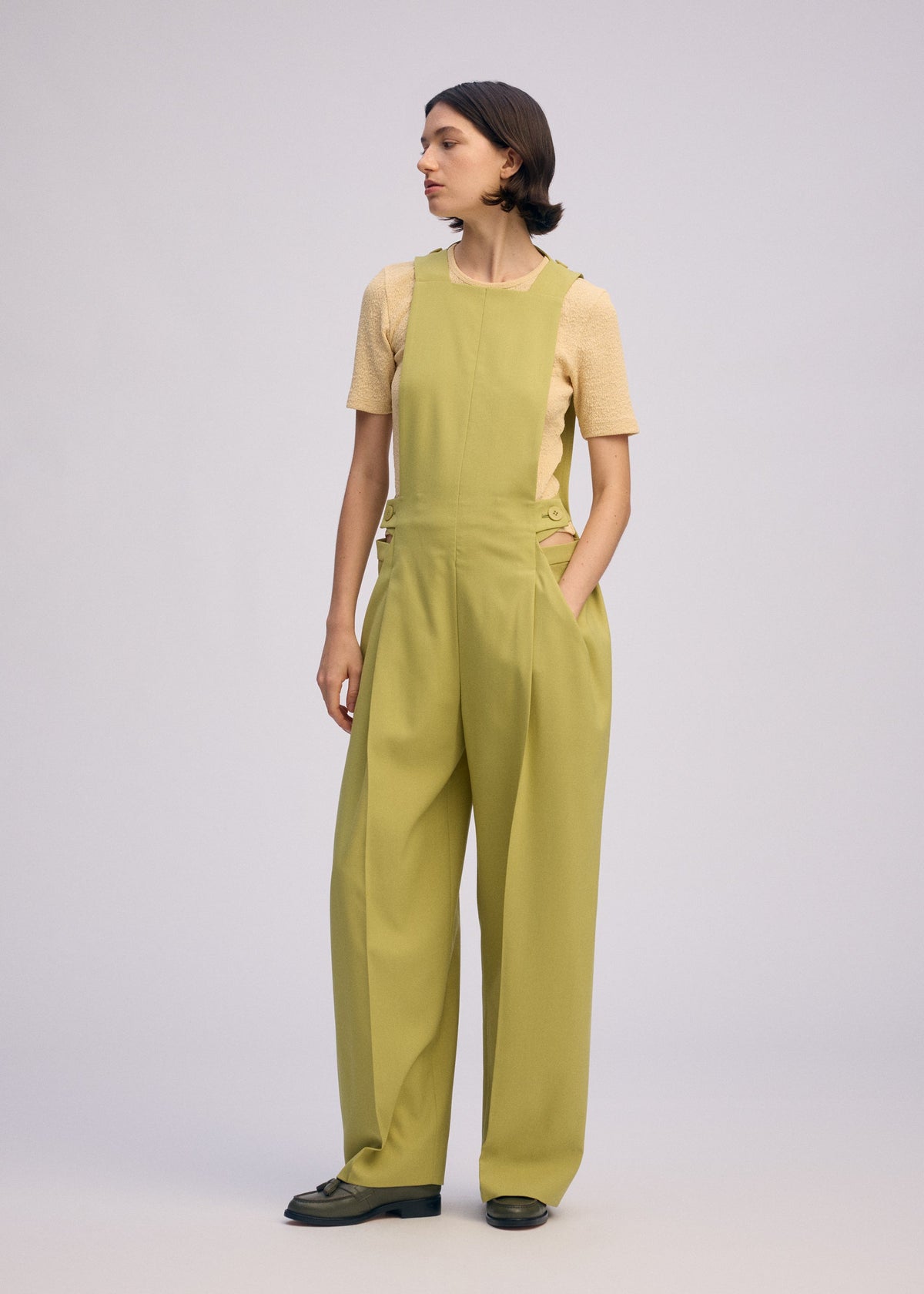 A model wears the Issey Miyake BELTED WOOL PANTS prêt à porter.