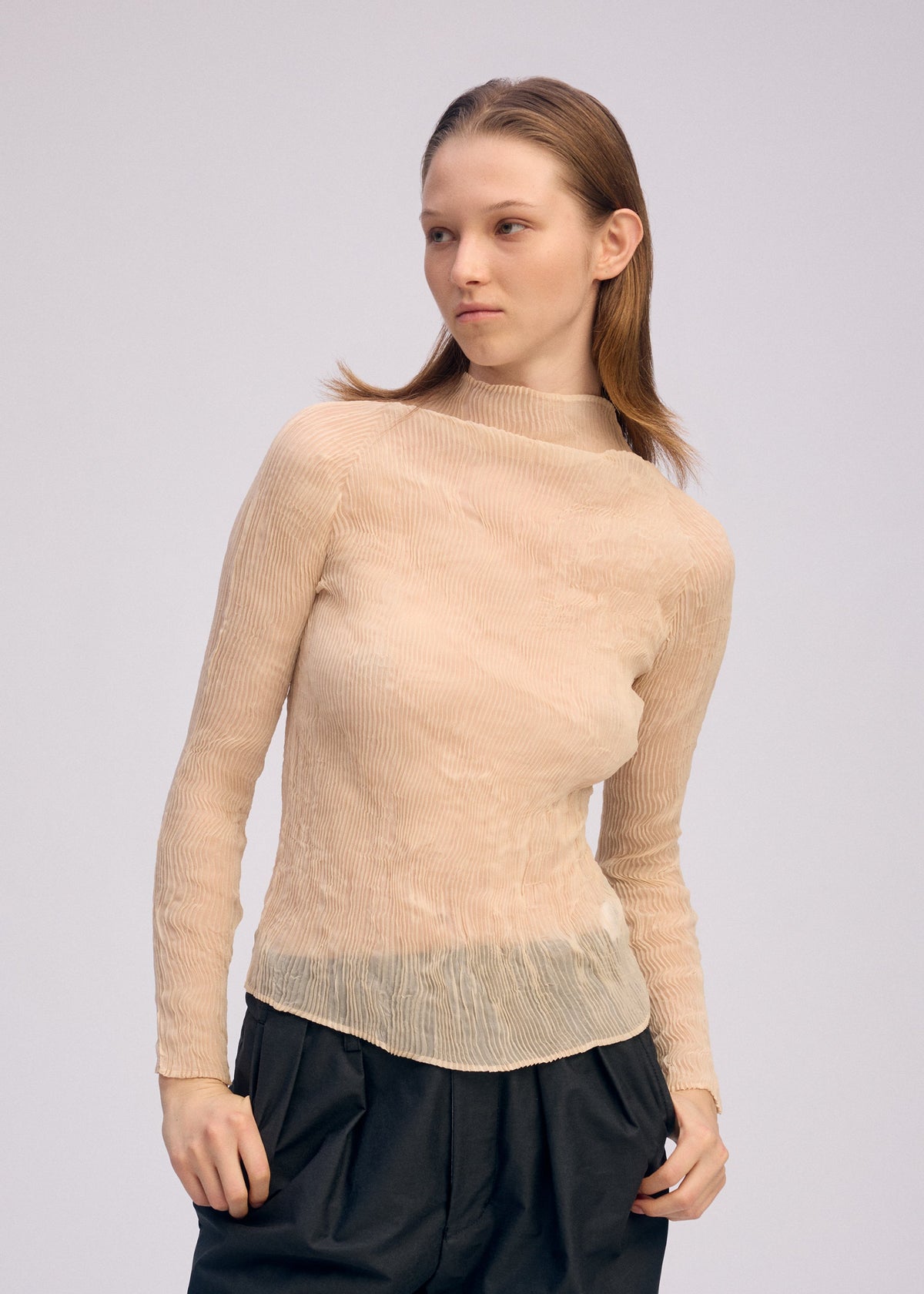 A model wears the ISSEY MIYAKE CHIFFON TWIST 1 prêt à porter.