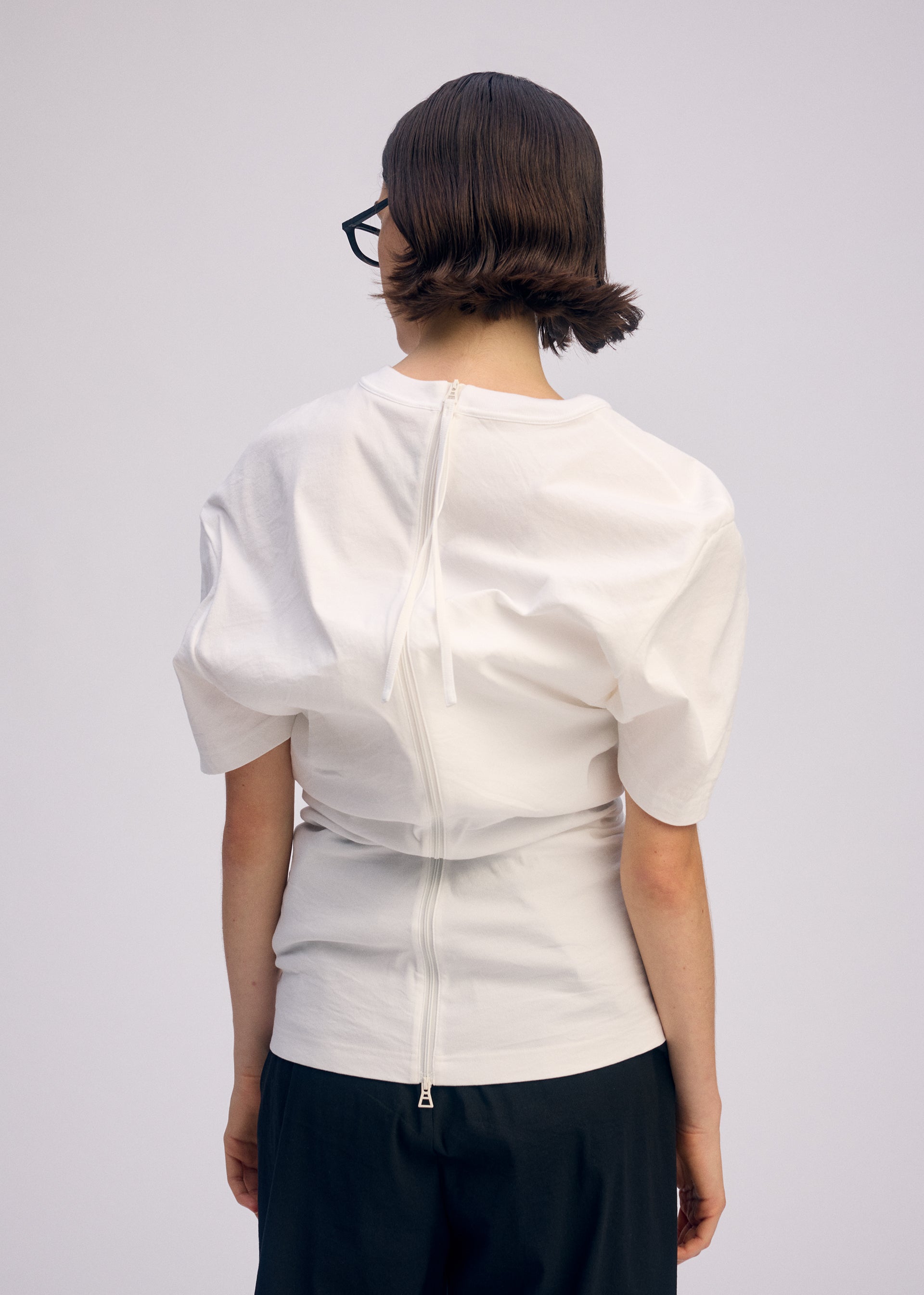 A model wears the Issey Miyake GENERIC WEAR prêt à porter.