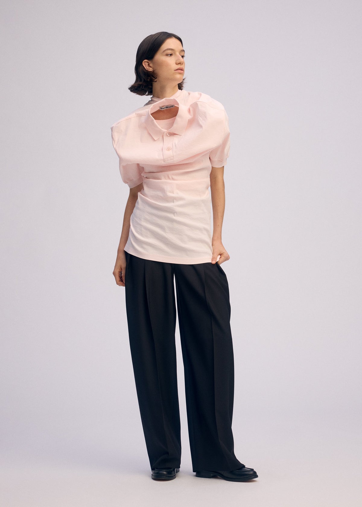 A model wears the Issey Miyake GENERIC WEAR prêt à porter.