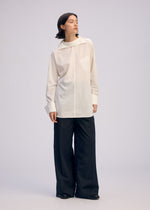 A model wears the ISSEY MIYAKE ODD SHIRT 2 prêt à porter.