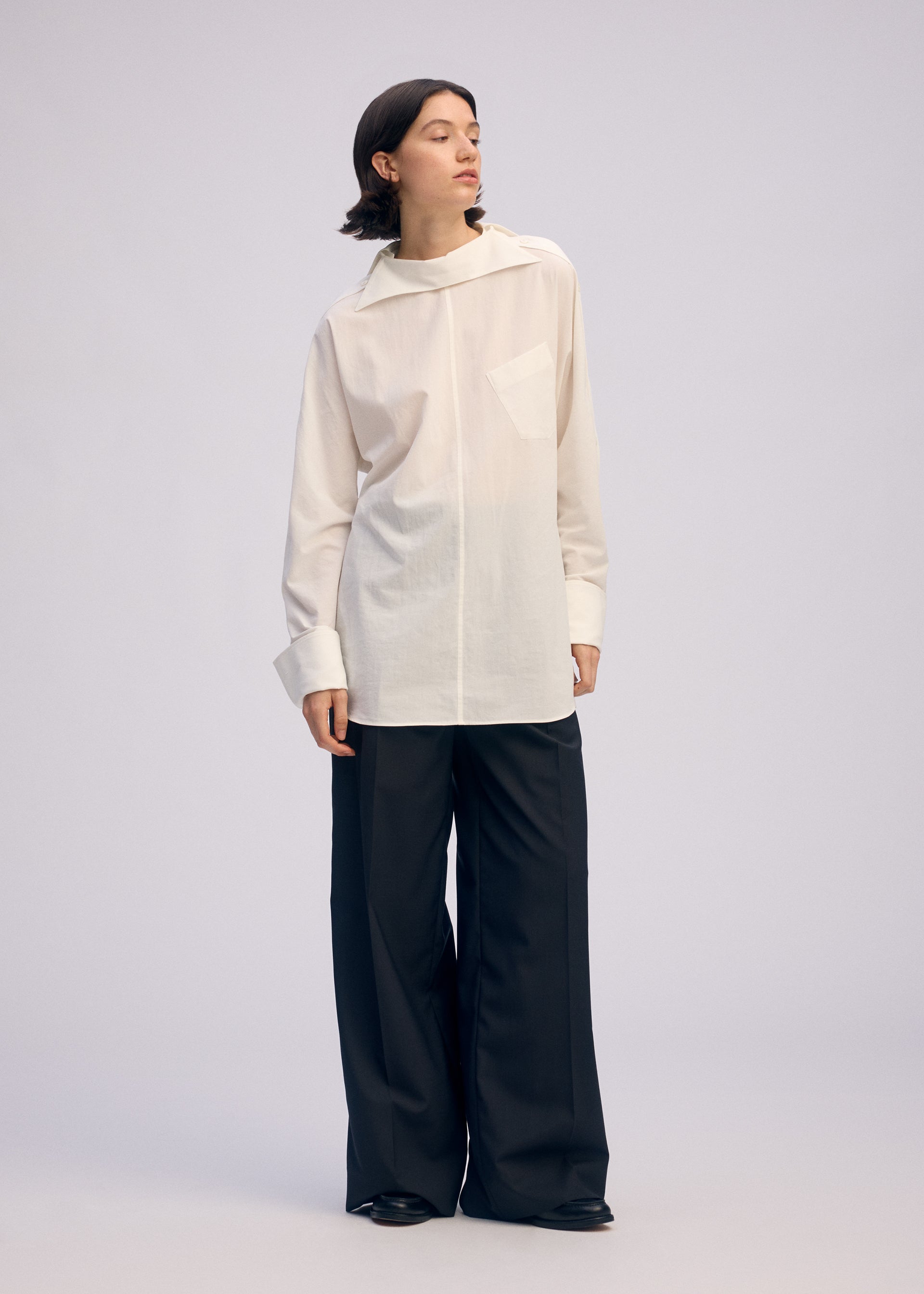 A model wears the ISSEY MIYAKE ODD SHIRT 2 prêt à porter.