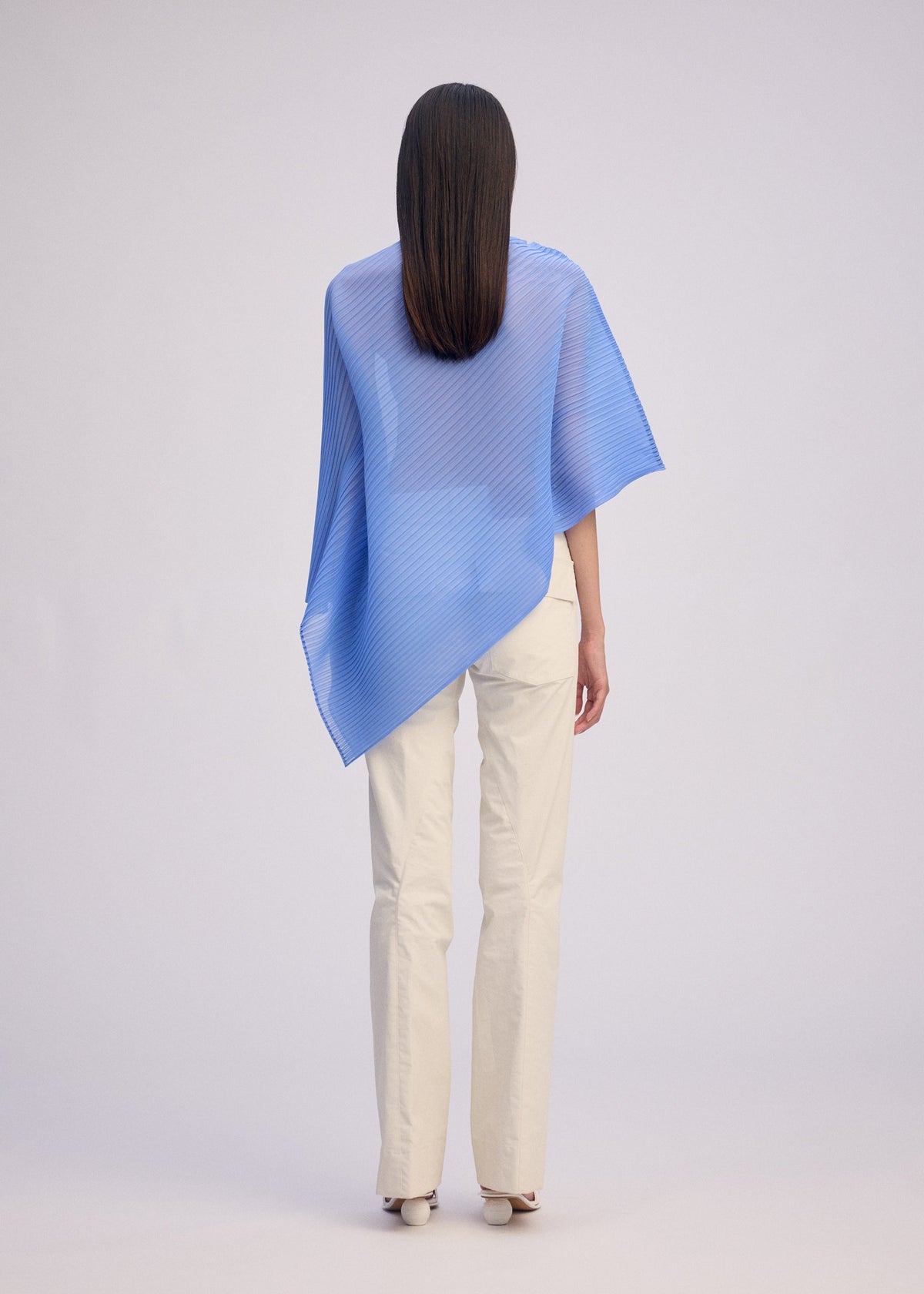 A model wears the ISSEY MIYAKE SHEER SCARF PLEATS prêt à porter.