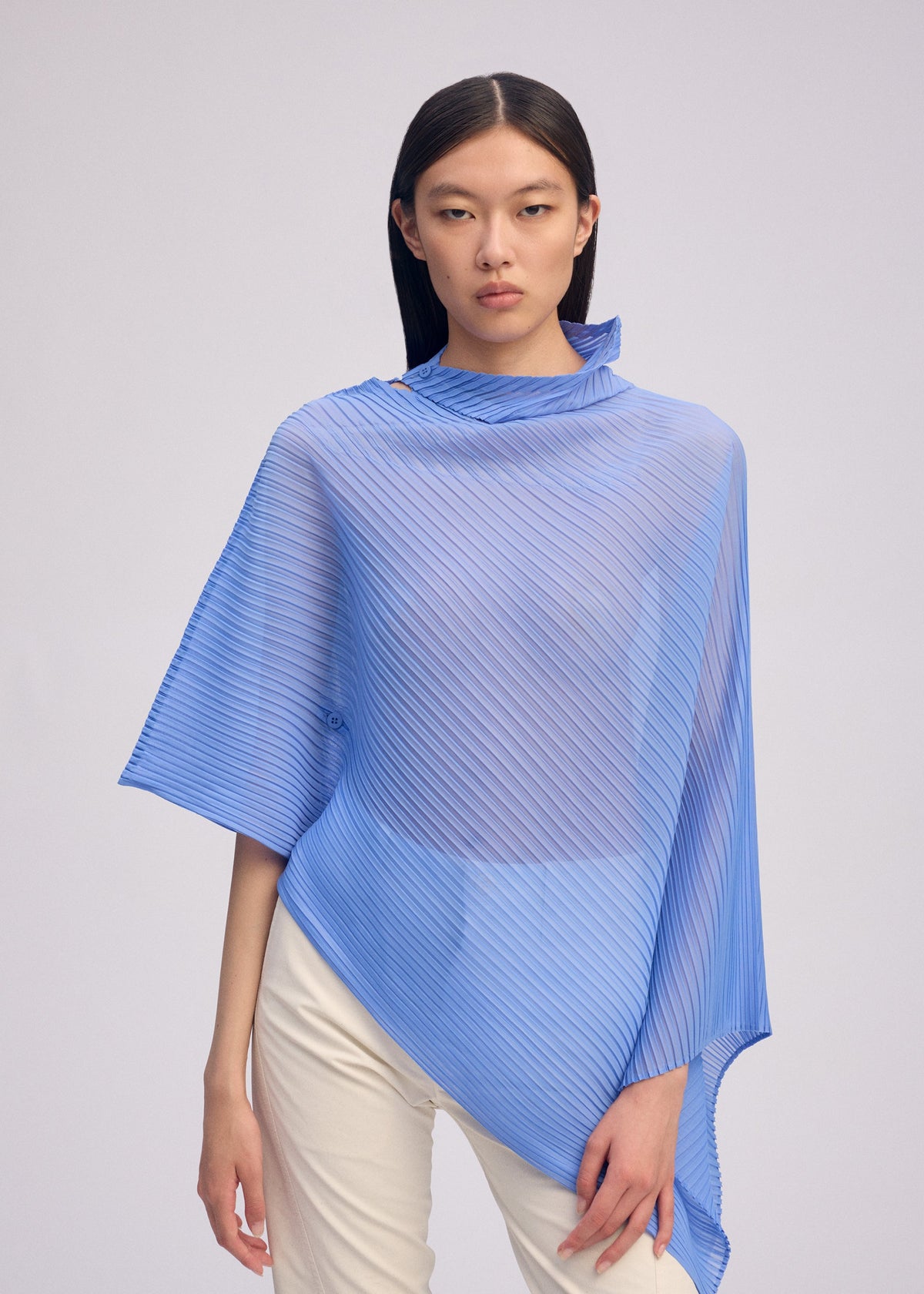 A model wears the ISSEY MIYAKE SHEER SCARF PLEATS prêt à porter.