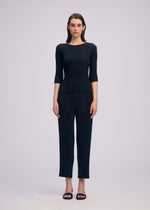 A model wears the Issey Miyake RHOMBUS PLEATS prêt à porter.