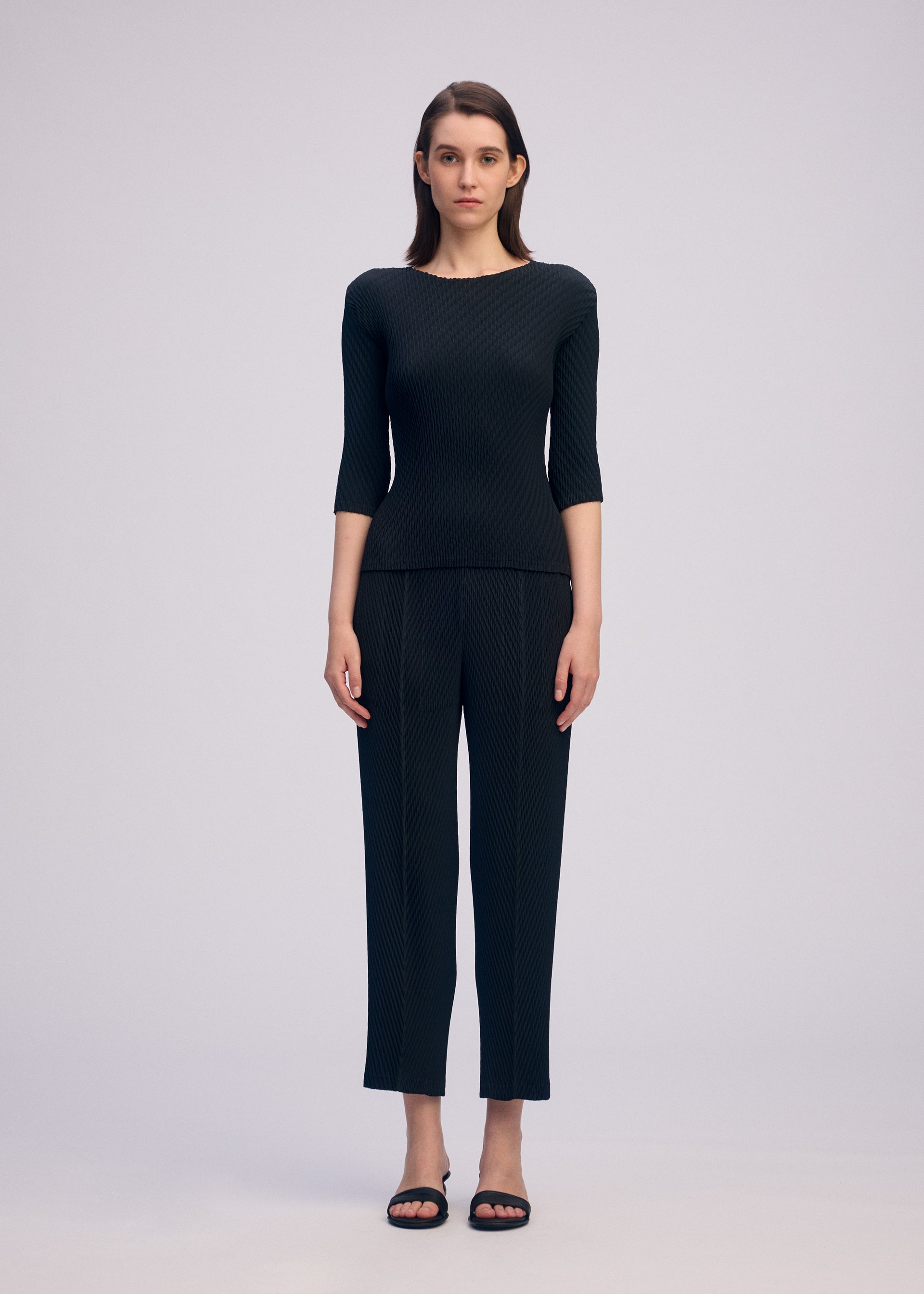 A model wears the Issey Miyake RHOMBUS PLEATS prêt à porter.
