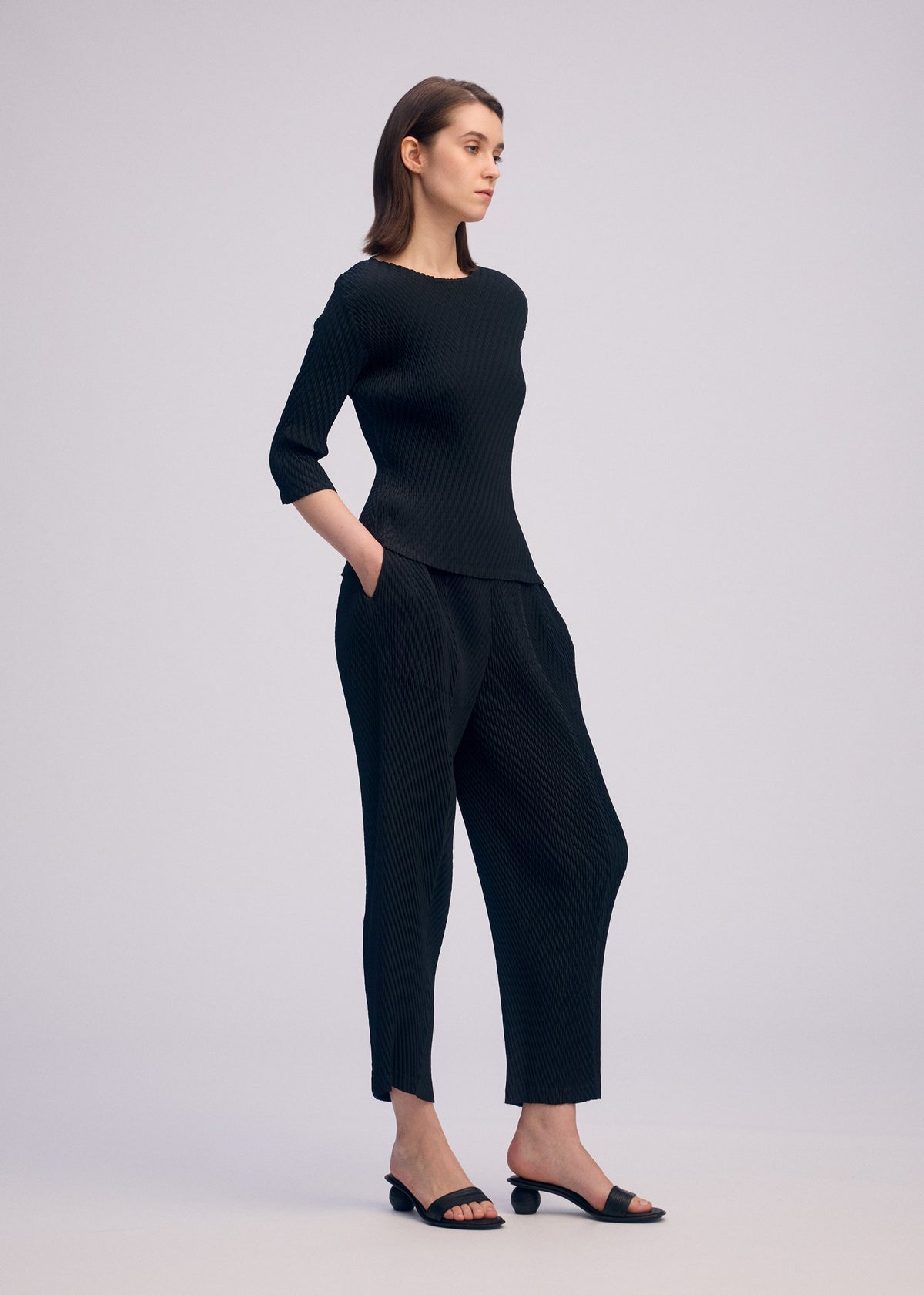 A model wears the Issey Miyake RHOMBUS PLEATS prêt à porter.