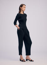 A model wears the Issey Miyake RHOMBUS PLEATS prêt à porter.