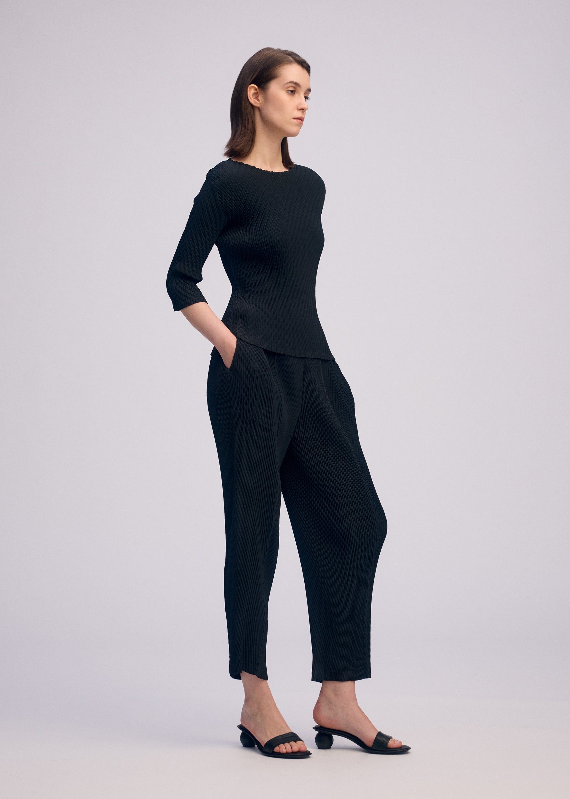 A model wears the Issey Miyake RHOMBUS PLEATS prêt à porter.