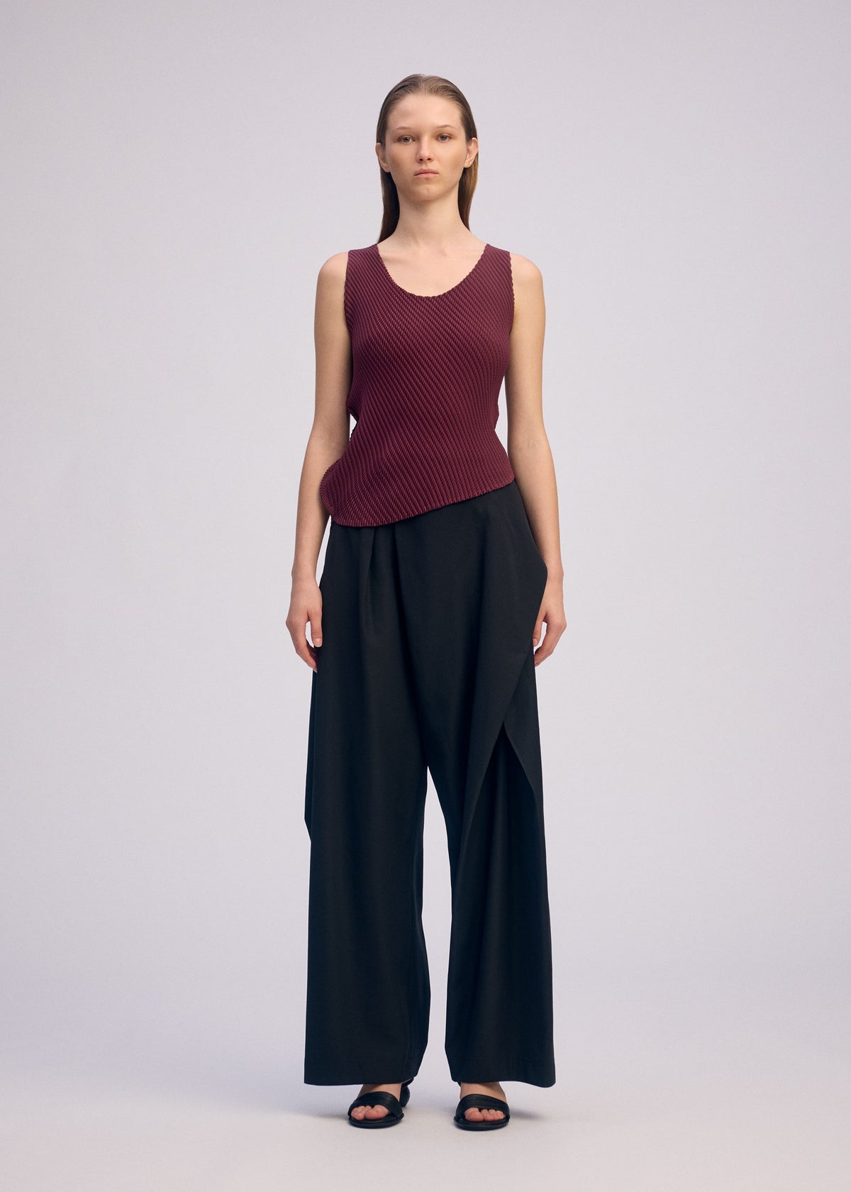 A model wears the ISSEY MIYAKE MISTY PLEATS misty-pleats-shirt-black-4.