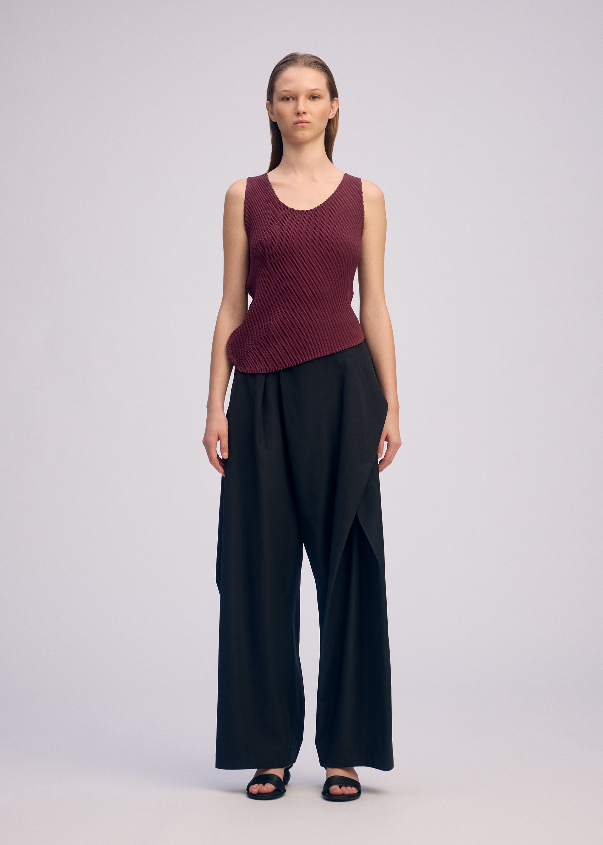 A model wears the ISSEY MIYAKE MISTY PLEATS misty-pleats-shirt-black-4.