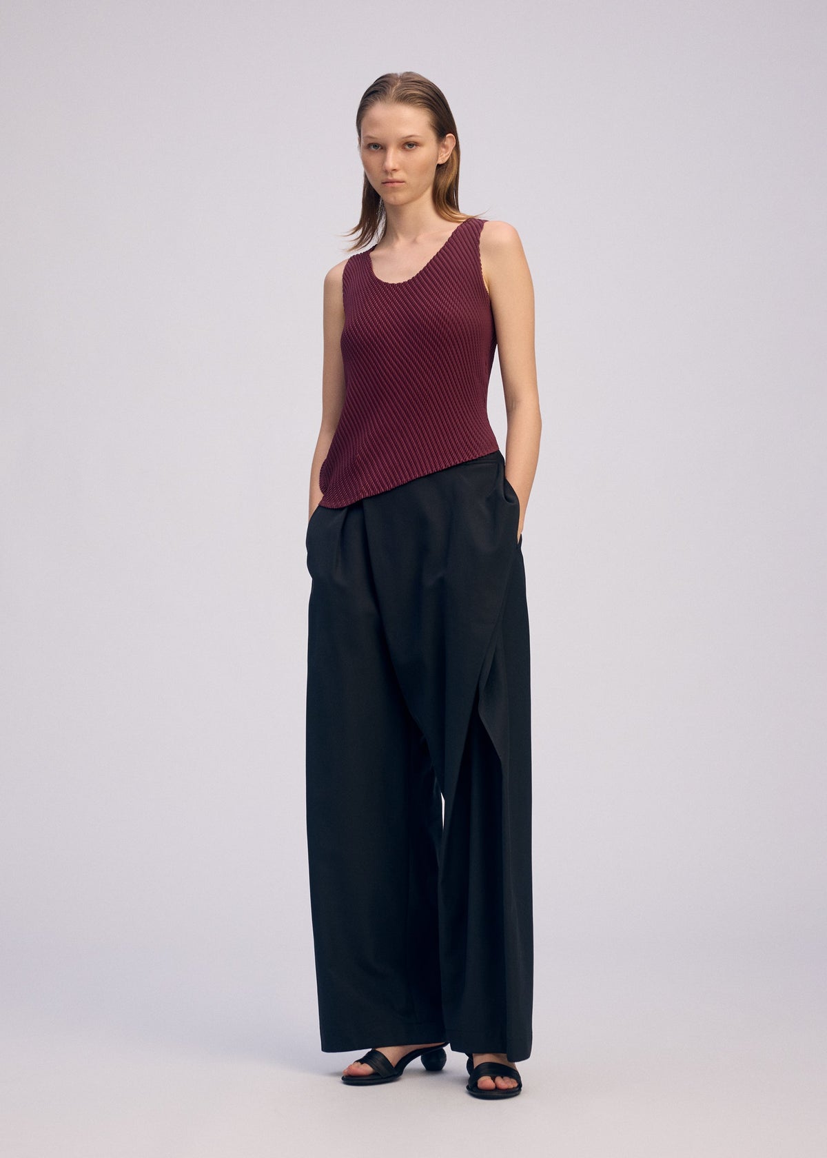 A model wears the ISSEY MIYAKE MISTY PLEATS misty-pleats-shirt-black-4.