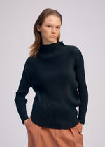 A model wears the ISSEY MIYAKE MISTY PLEATS misty-pleats-shirt-black-5.