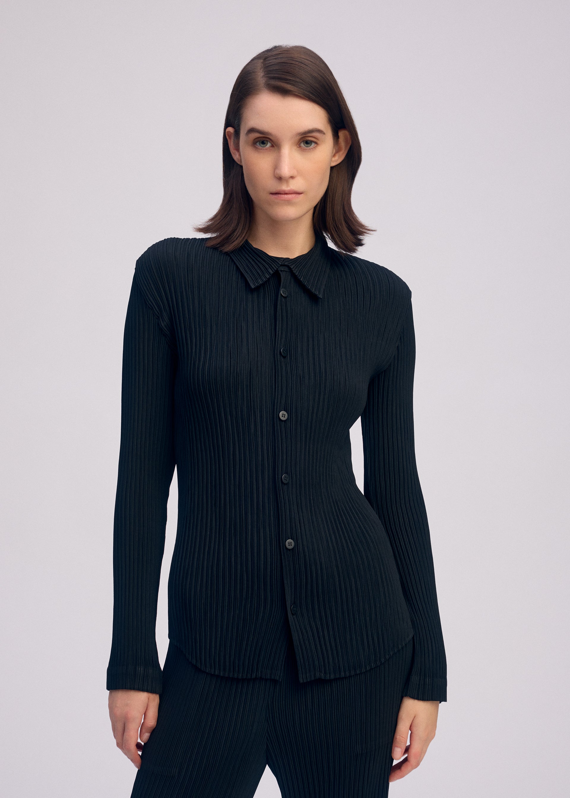 A model wears the ISSEY MIYAKE HATCHING PLEATS prêt à porter.