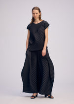 A model wears the ISSEY MIYAKE CIRCLE PLEATS PB prêt à porter.