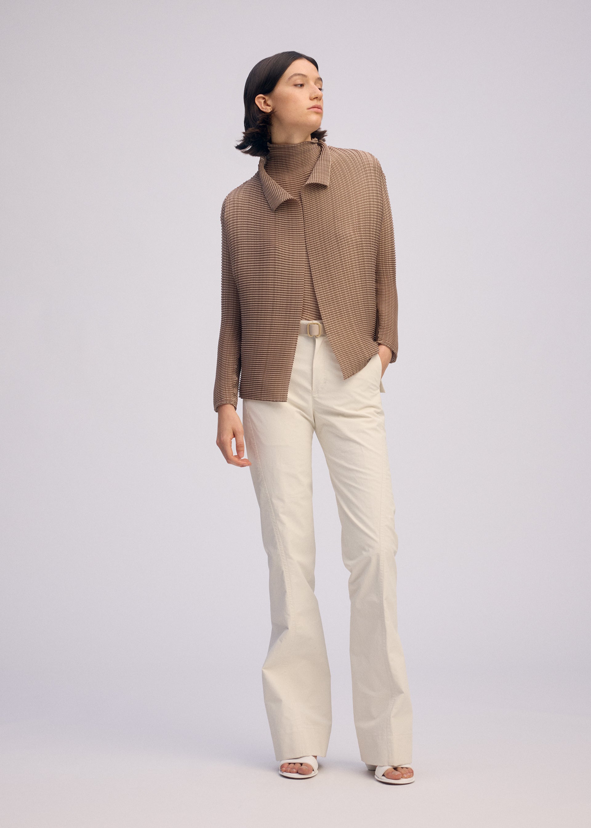A model wears the ISSEY MIYAKE WOOLY PLEATS 66 prêt à porter.