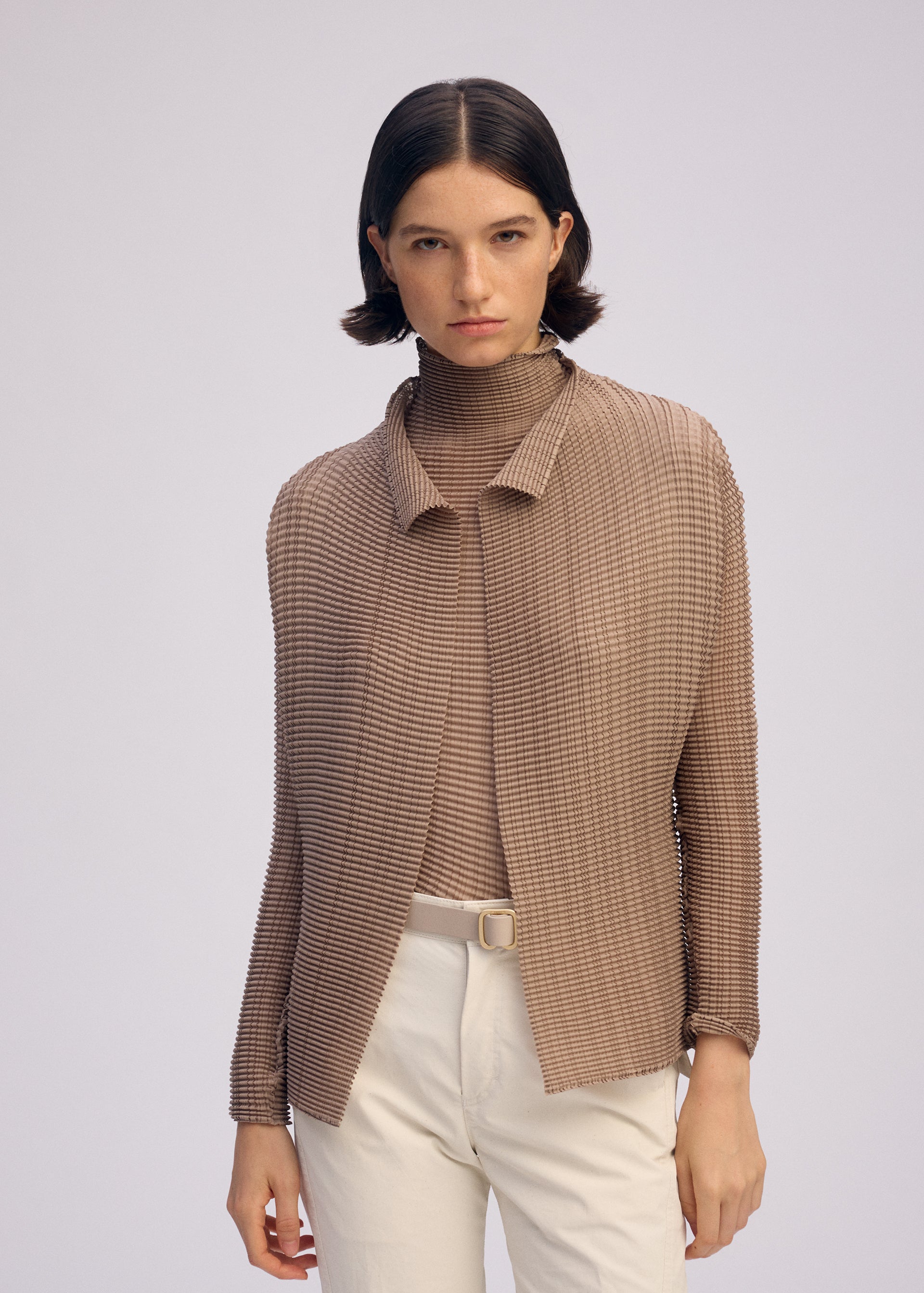 A model wears the ISSEY MIYAKE WOOLY PLEATS 66 prêt à porter.