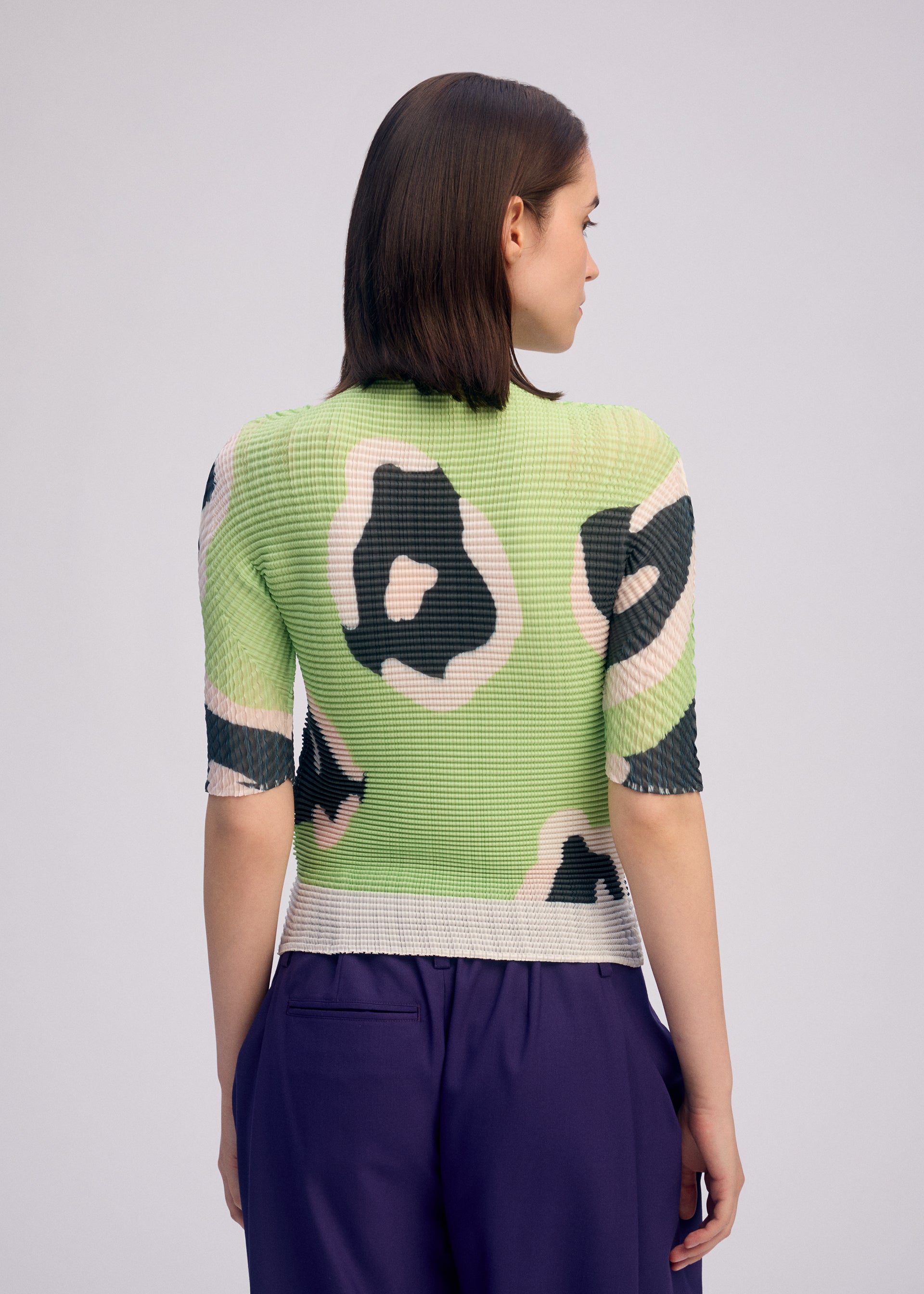 VERVE PLEATS TOP Top Black-Hued – ISSEY MIYAKE EU