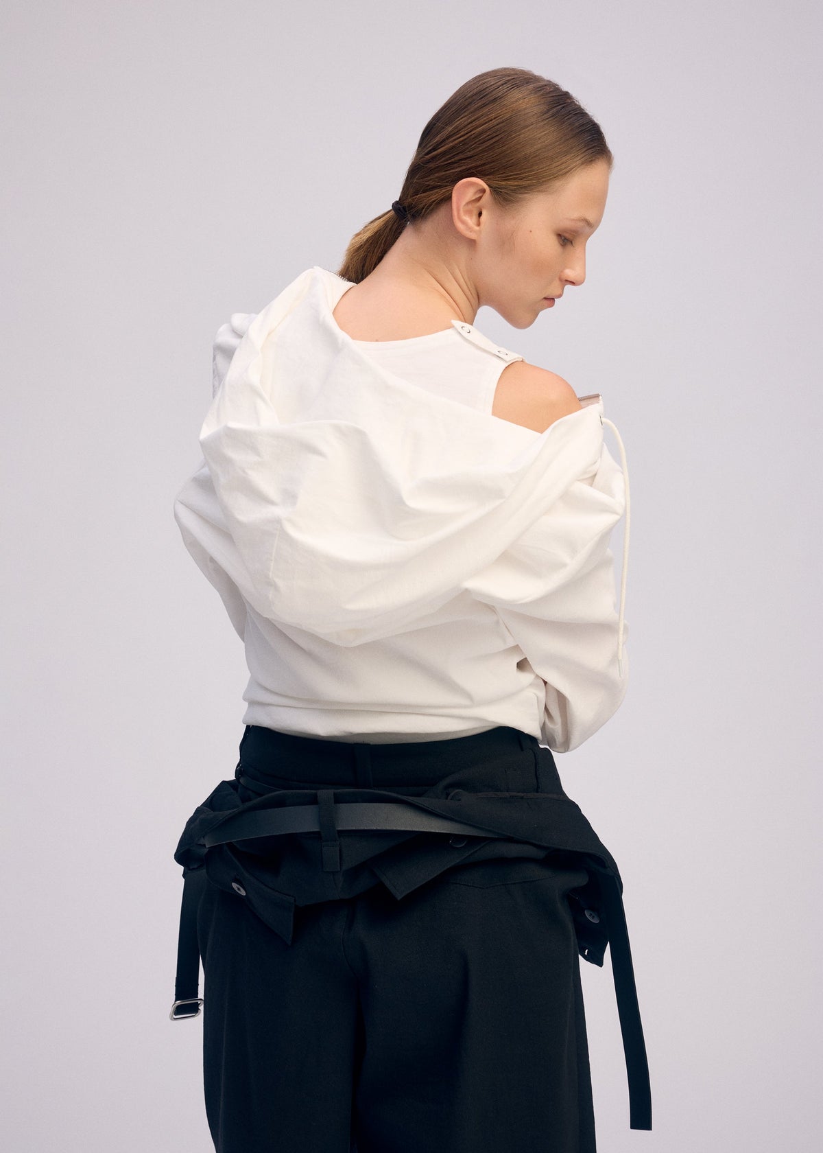 A model wears the Issey Miyake GENERIC WEAR prêt à porter.