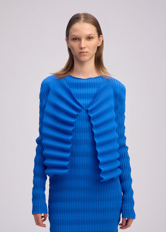 A model wears the ISSEY MIYAKE SPRING PLEATS spring-pleats-cardigan-starling-blue.