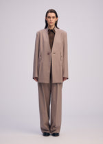 A model wears the ISSEY MIYAKE SIMPLE ENSEMBLE prêt à porter.