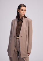 A model wears the ISSEY MIYAKE SIMPLE ENSEMBLE prêt à porter.