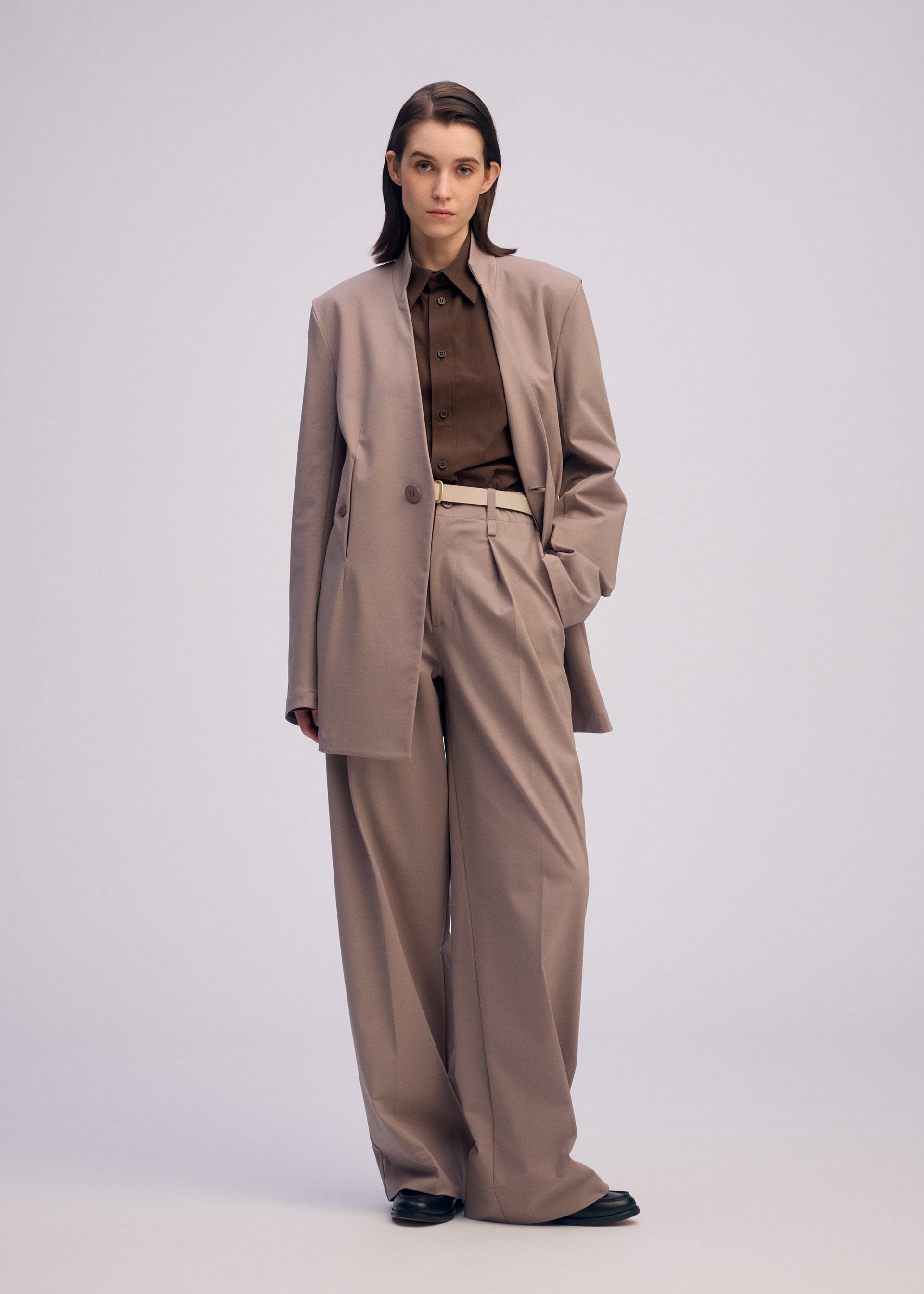 A model wears the ISSEY MIYAKE SIMPLE ENSEMBLE prêt à porter.