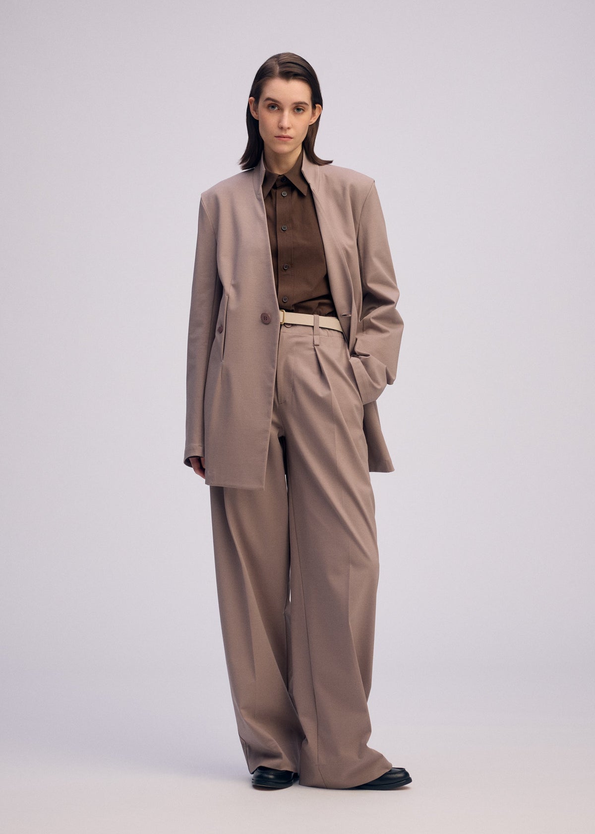 A model wears the ISSEY MIYAKE SIMPLE ENSEMBLE prêt à porter.