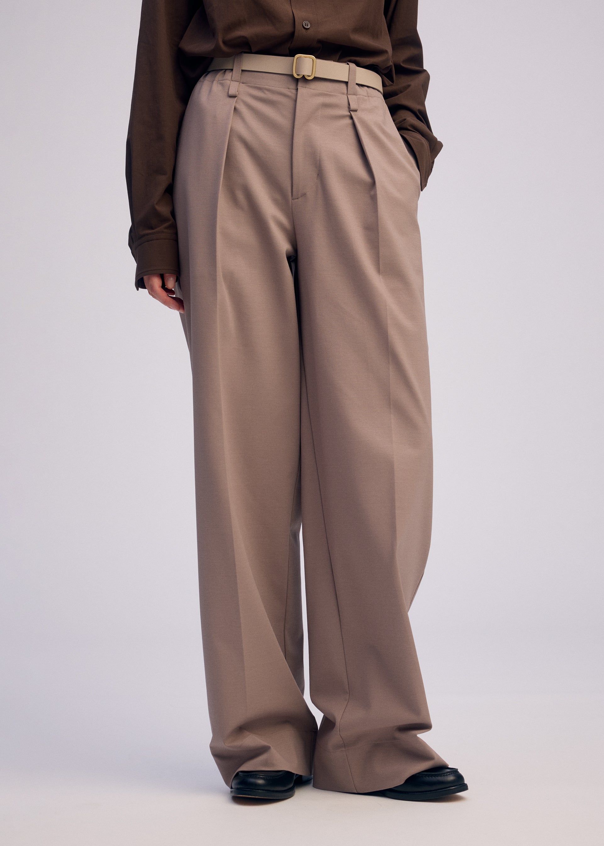 A model wears the ISSEY MIYAKE SIMPLE ENSEMBLE prêt à porter.