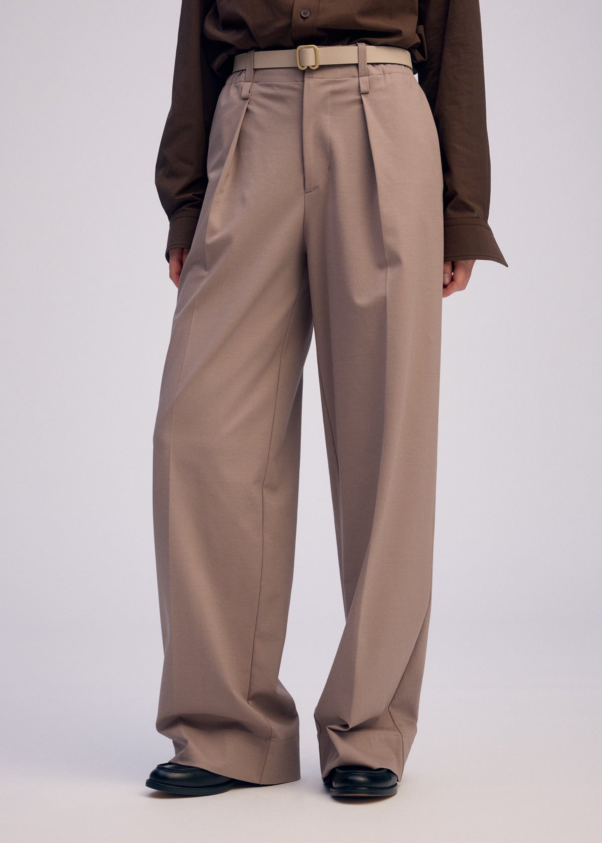 A model wears the ISSEY MIYAKE SIMPLE ENSEMBLE prêt à porter.