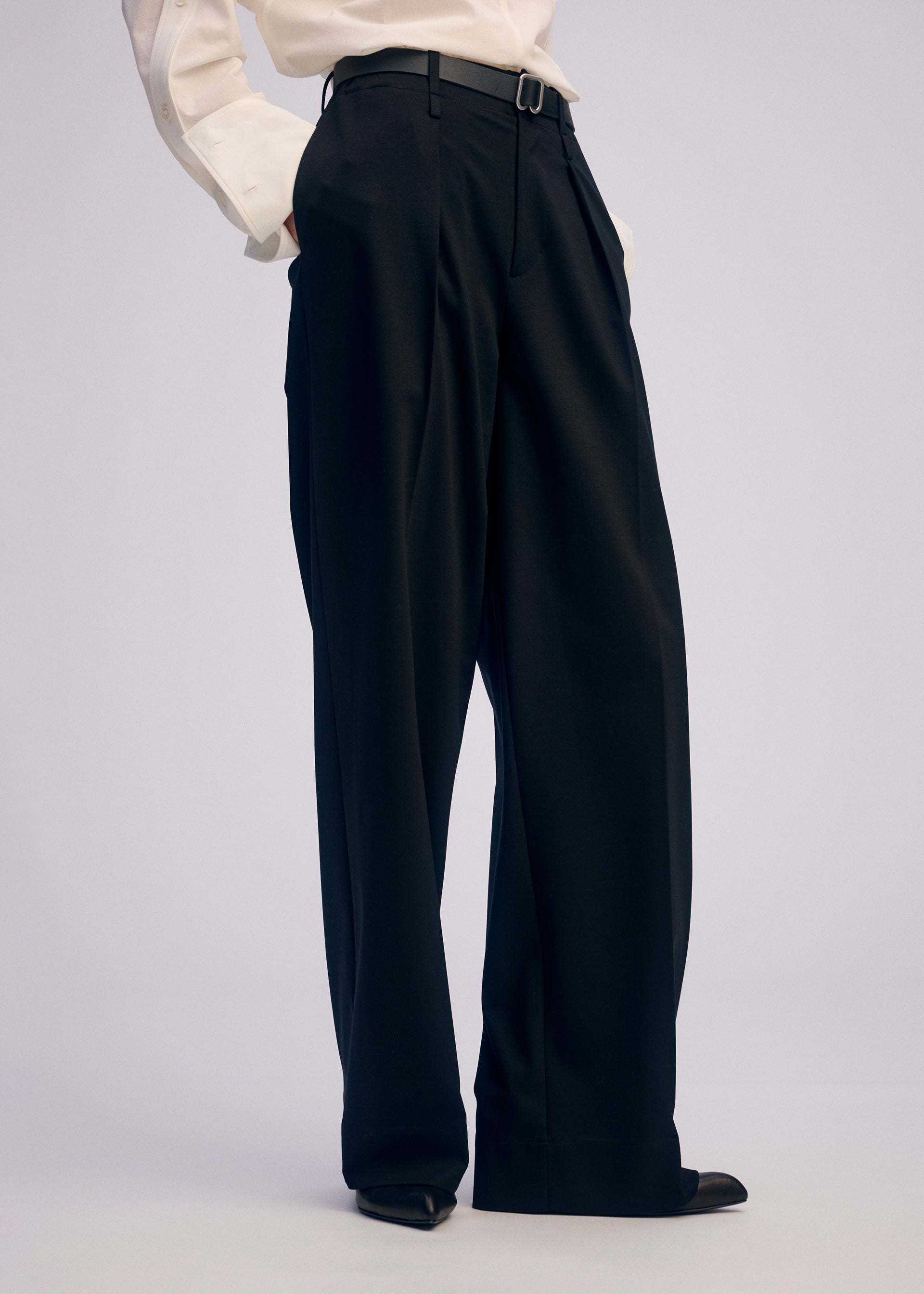 A model wears the ISSEY MIYAKE SIMPLE ENSEMBLE prêt à porter.