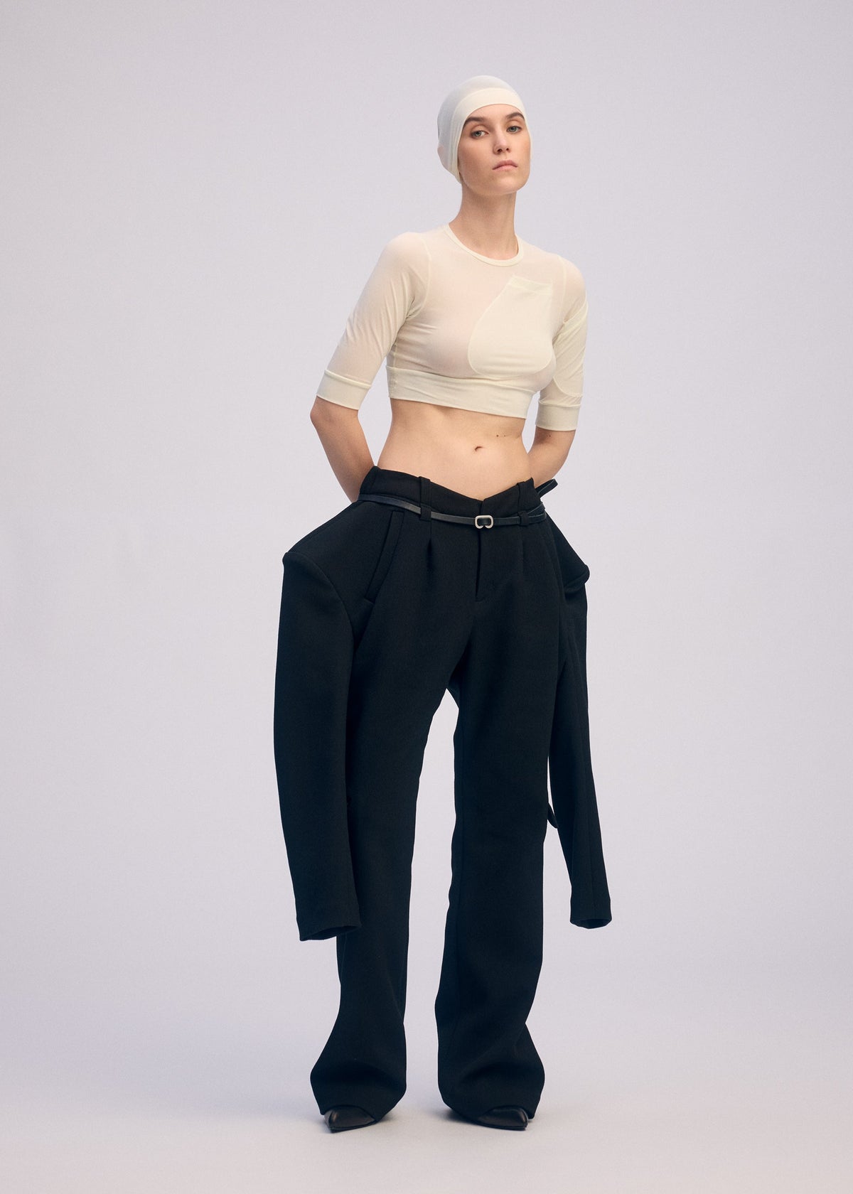 A model wears the ISSEY MIYAKE A SHOPPERS BODY prêt à porter.