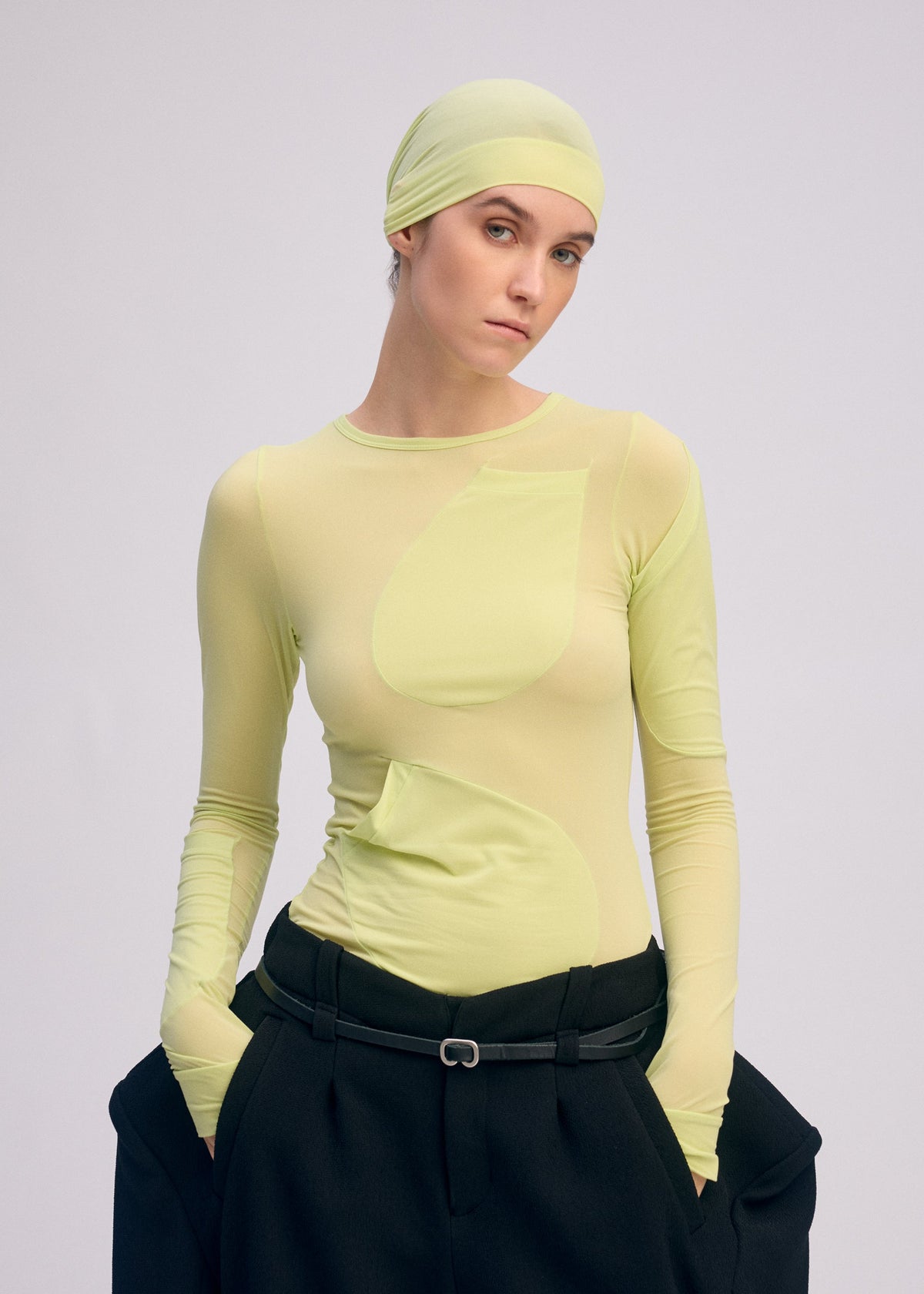 A model wears the ISSEY MIYAKE A SHOPPERS BODY prêt à porter.